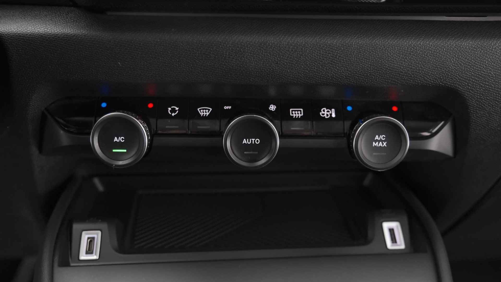 Citroen C4 Puretech 110 Feel | Camera | Apple Carplay | Parkeersensoren | Navigatie | Climate Control - 36/65