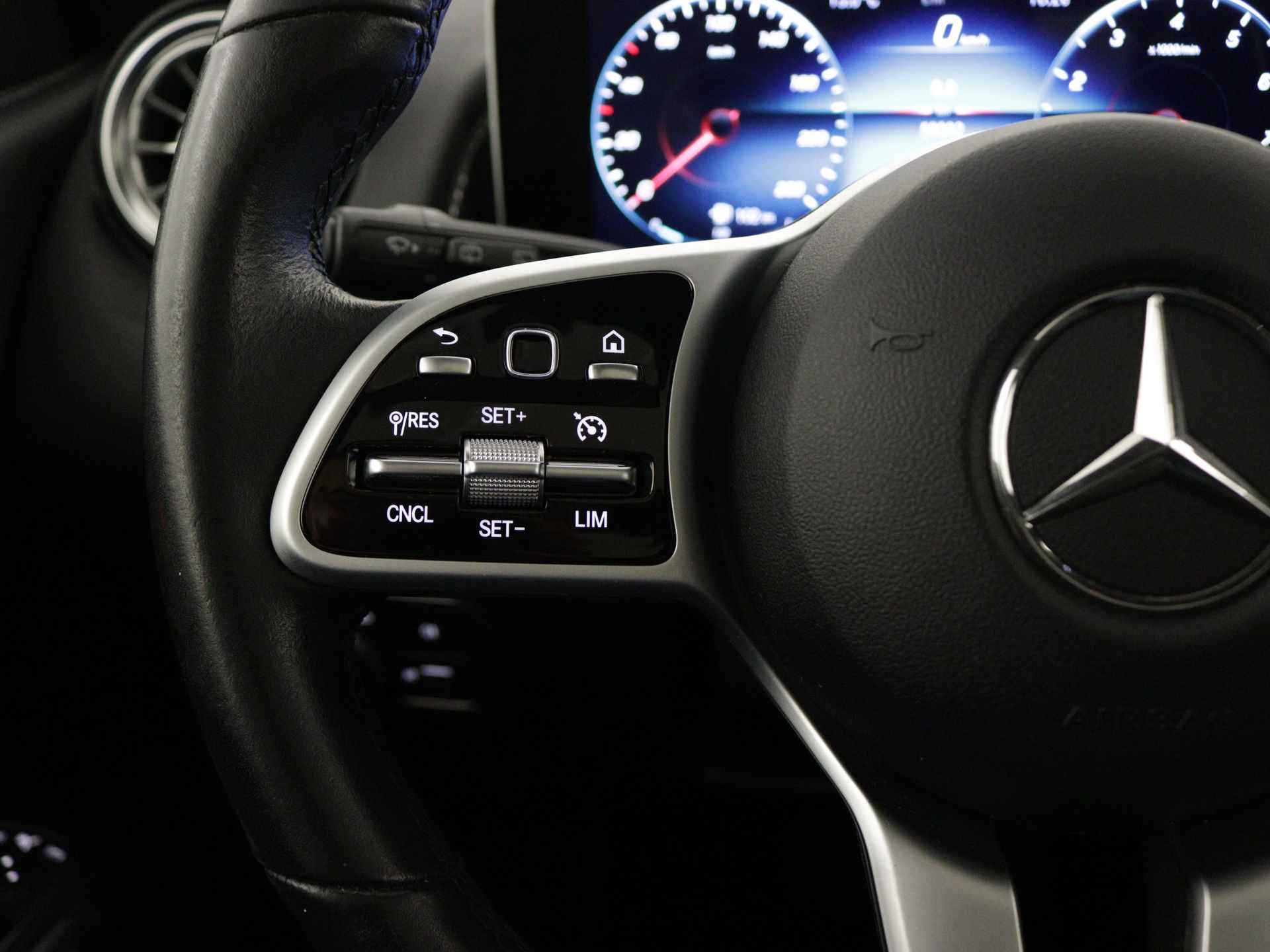 Mercedes-Benz GLB 200 7p Business Solution Luxury | Panoramadak | Trekhaak | Achteruitrijcamera | Elektrische Stoelen | Inclusief 24 maanden MB Certified garantie voor Europa. - 24/47
