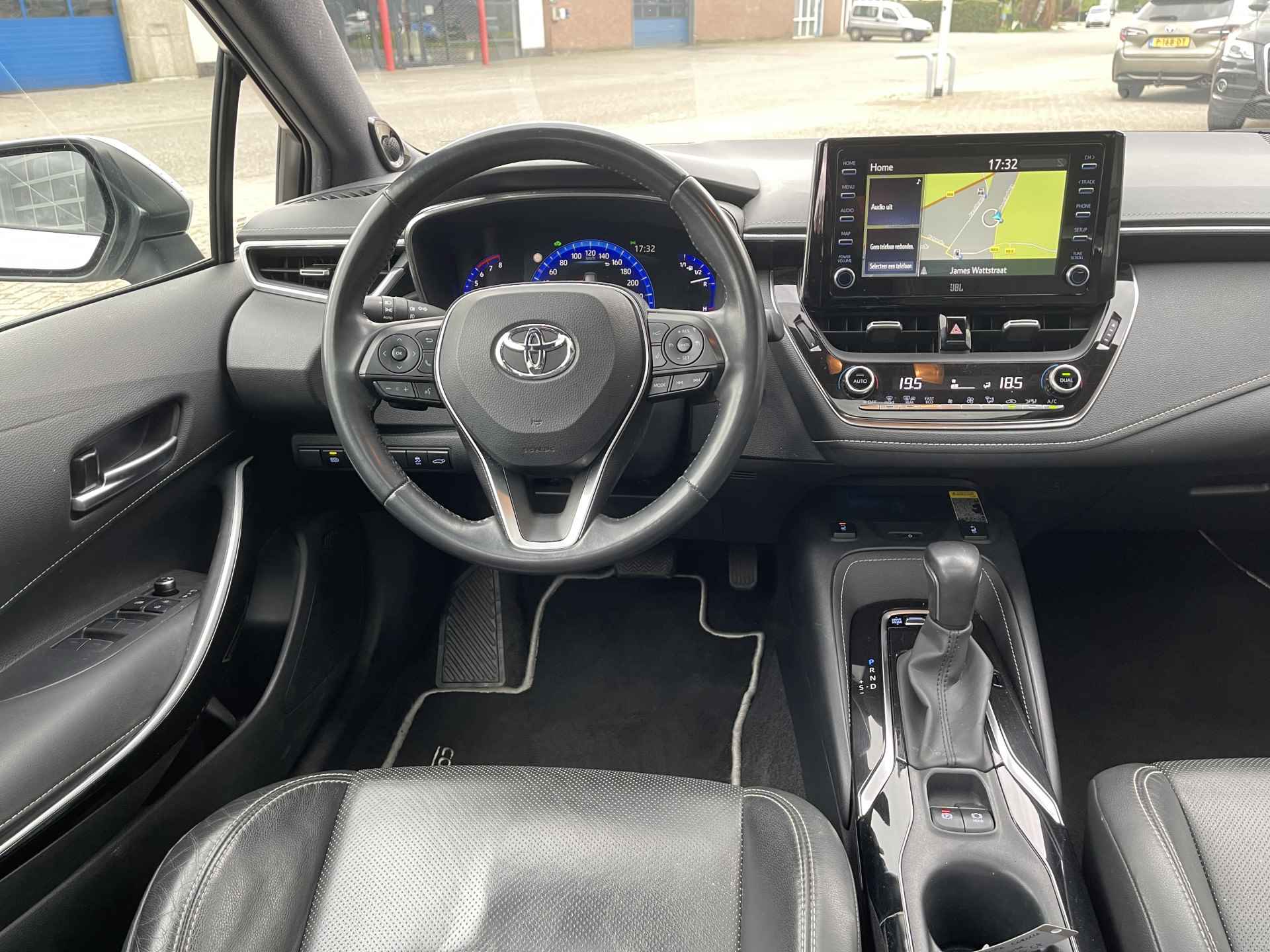 Toyota Corolla Touring Sports 2.0 Hybrid Premium NL-Auto / Apple/Android Carplay / Leder / Panoramadak / JBL / Electr. achterklep / 18 inch / Led koplampen / - 23/32