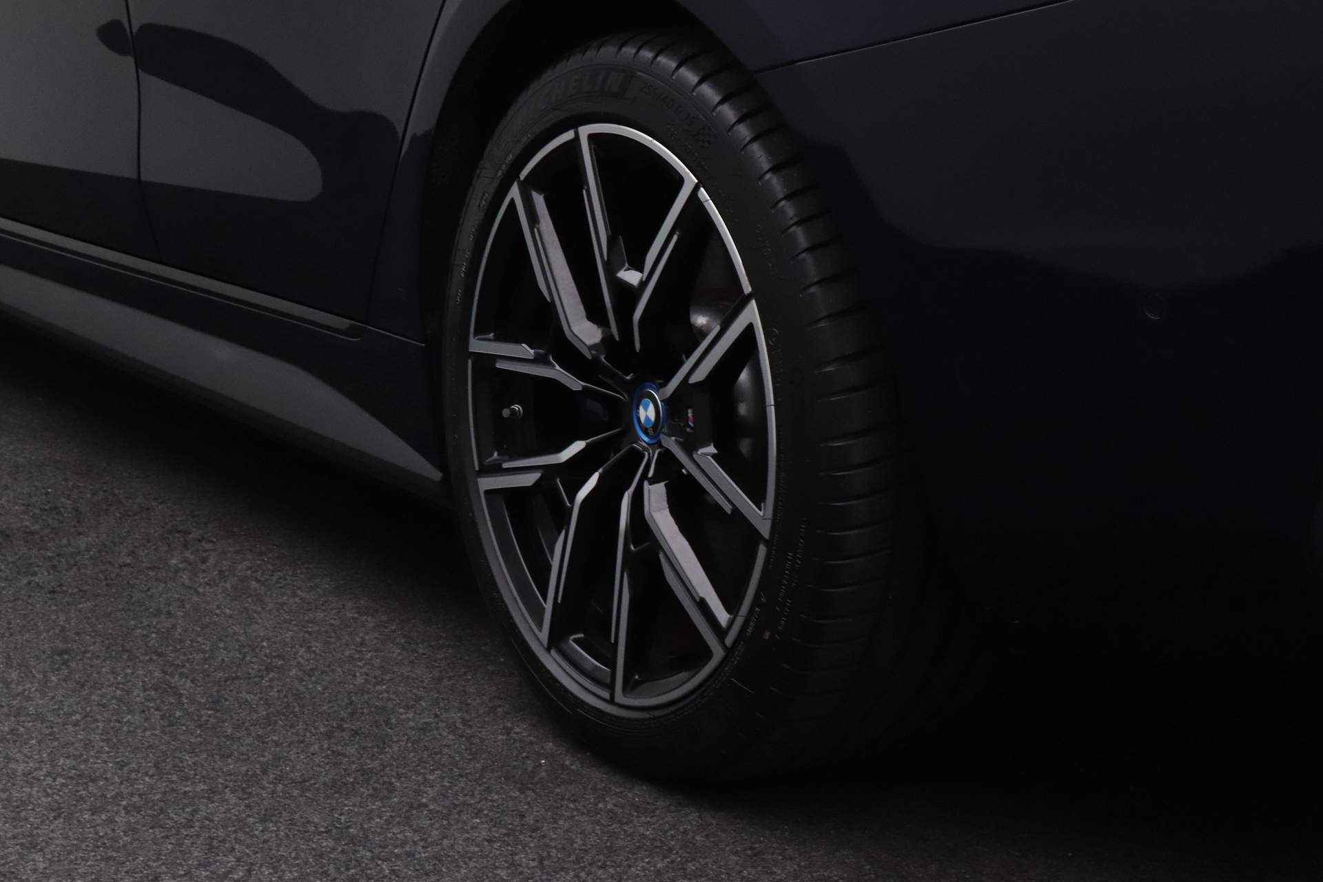 BMW i4 eDrive40 High Executive 84 kWh |  M-Sportpakket Pro | Driving Assistant Professional | Stuurwielverwarming | Comforttoegangssysteem | Trekhaak | Stoelverwarming bestuurder/passagier | Glasdak elektr. | Parkeerhulpsysteem | - 9/28