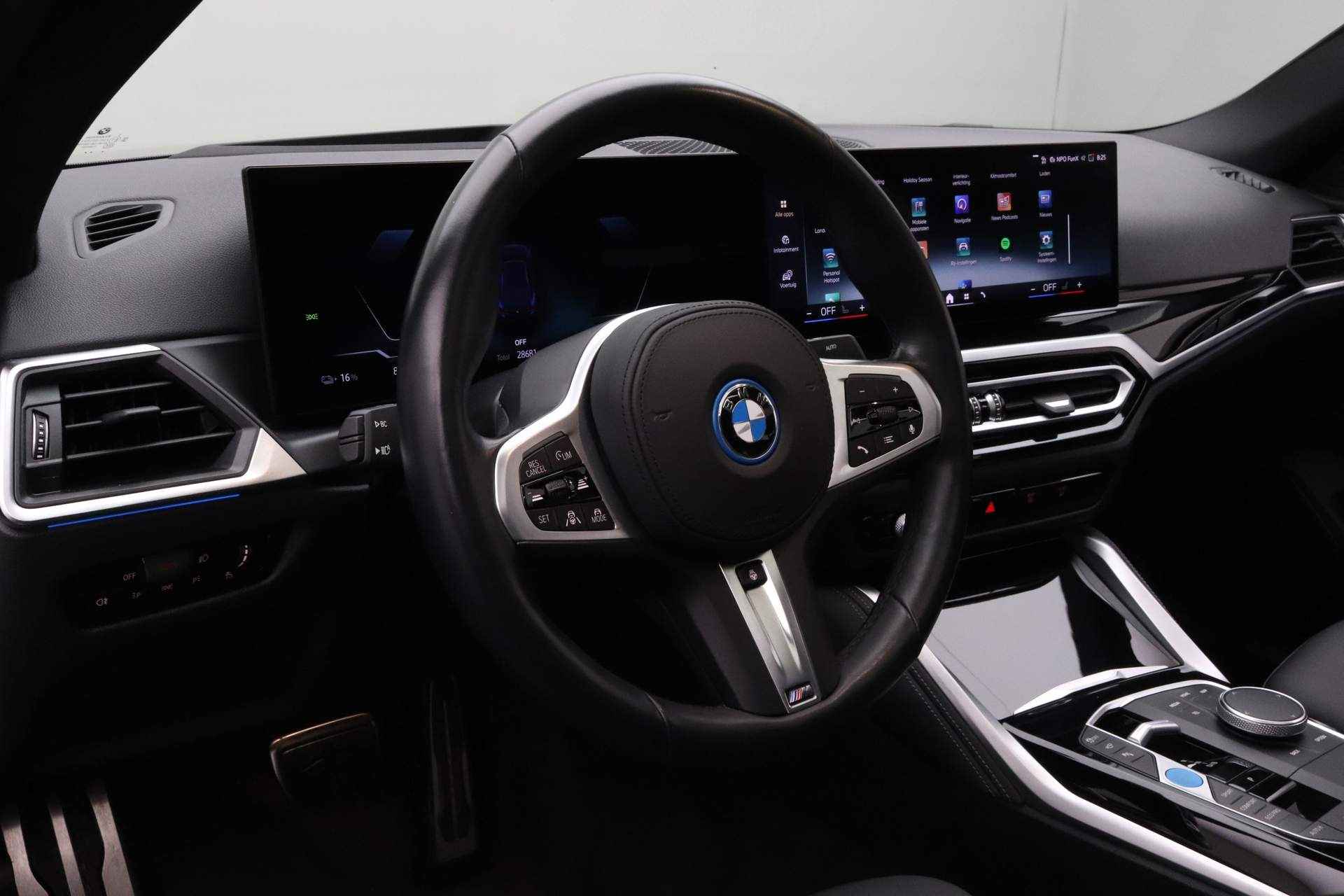 BMW i4 eDrive40 High Executive 84 kWh |  M-Sportpakket Pro | Driving Assistant Professional | Stuurwielverwarming | Comforttoegangssysteem | Trekhaak | Stoelverwarming bestuurder/passagier | Glasdak elektr. | Parkeerhulpsysteem | - 19/28