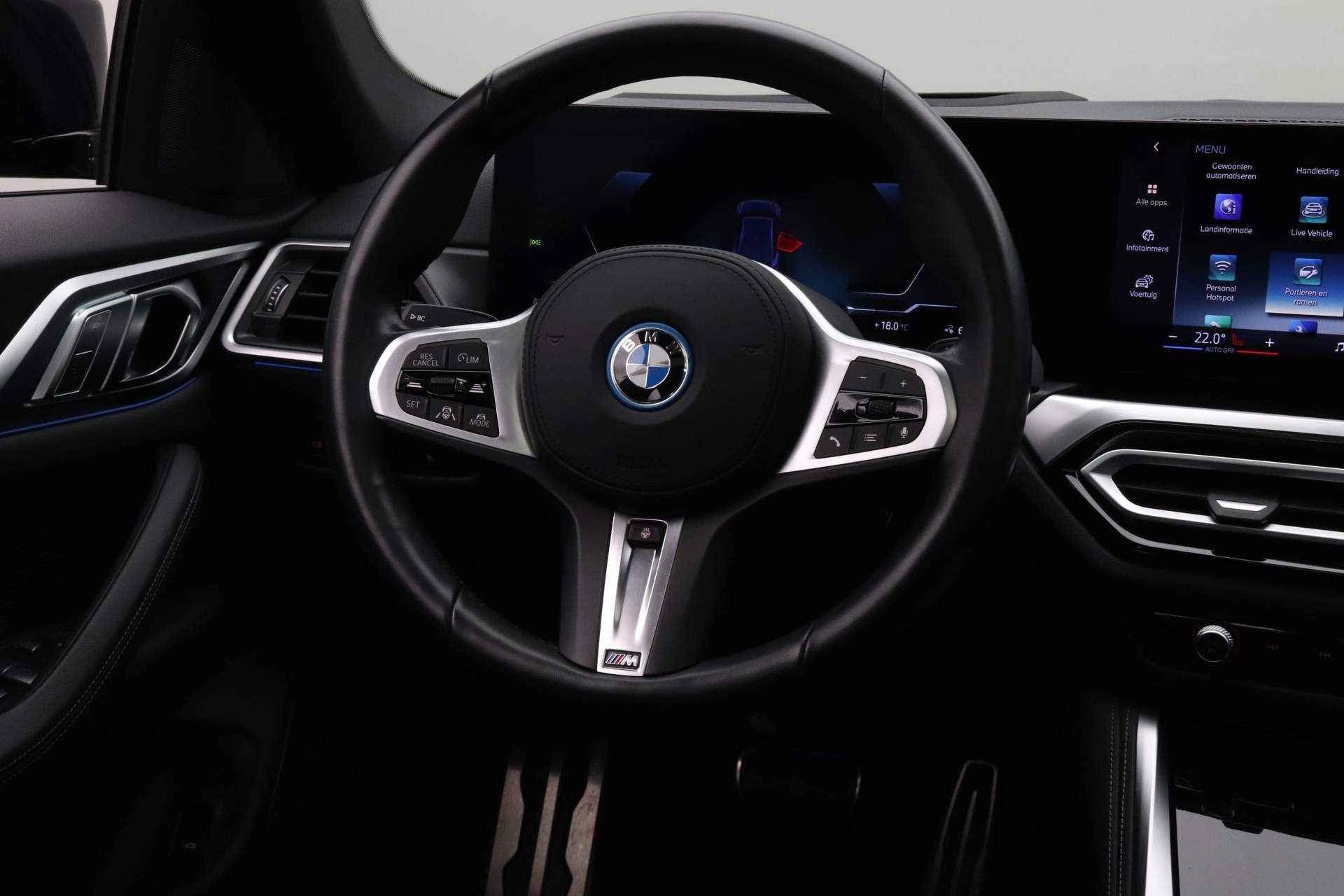 BMW i4 eDrive40 High Executive 84 kWh |  M-Sportpakket Pro | Driving Assistant Professional | Stuurwielverwarming | Comforttoegangssysteem | Trekhaak | Stoelverwarming bestuurder/passagier | Glasdak elektr. | Parkeerhulpsysteem | - 24/28