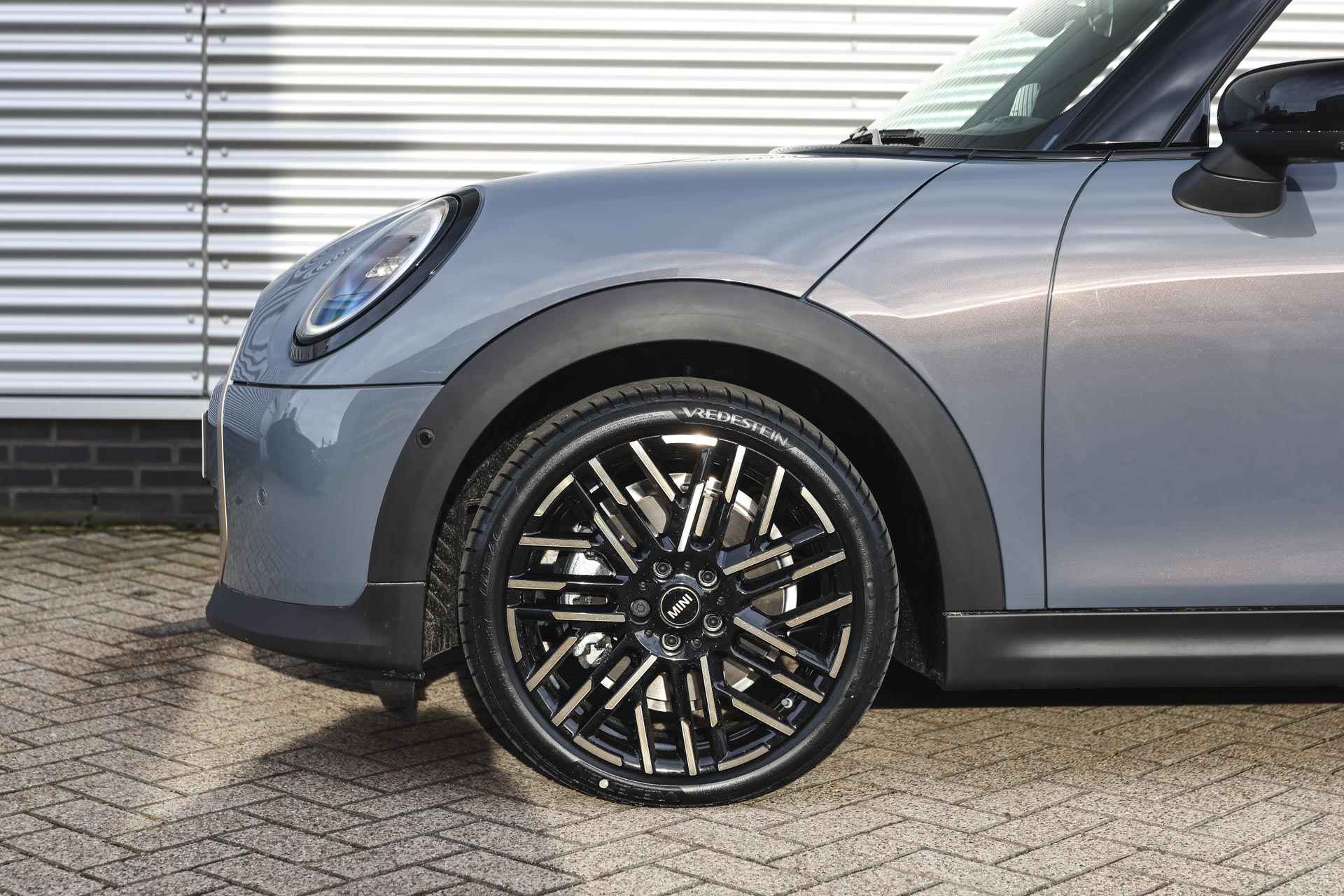 MINI Cabrio Cooper S Automaat / Favoured / Pakket XL / 18" Night Flash Spoke 2-tone - 5/34