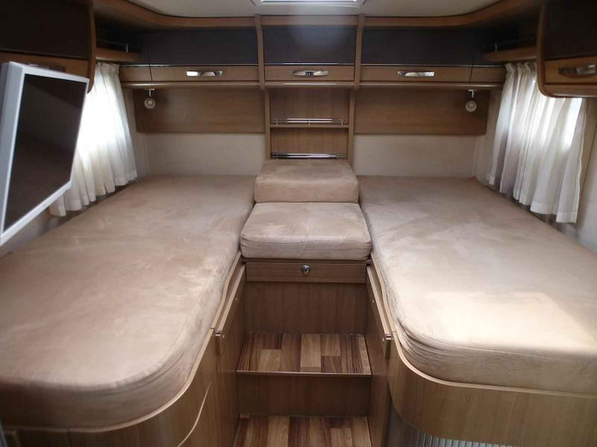 Hymer B678  180 PK  enkele bedden - 10/13