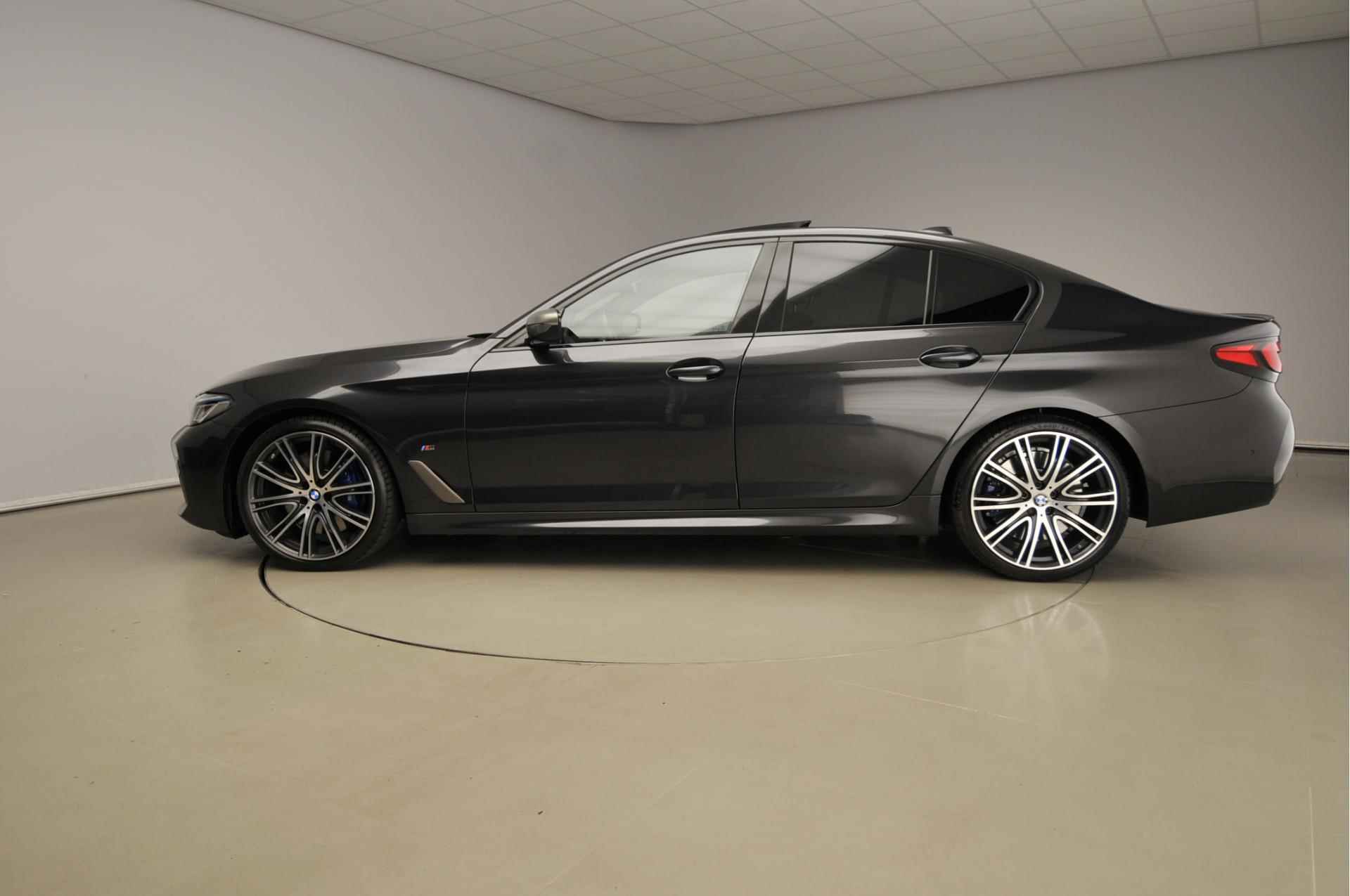 BMW 5 Serie Sedan M550i xDrive | M-Sportpakket | Laserlicht | Leder | HUD | Schuifdak | Trekhaak | DAB | Harman-kardon sound | Alu 20 inch - 3/49