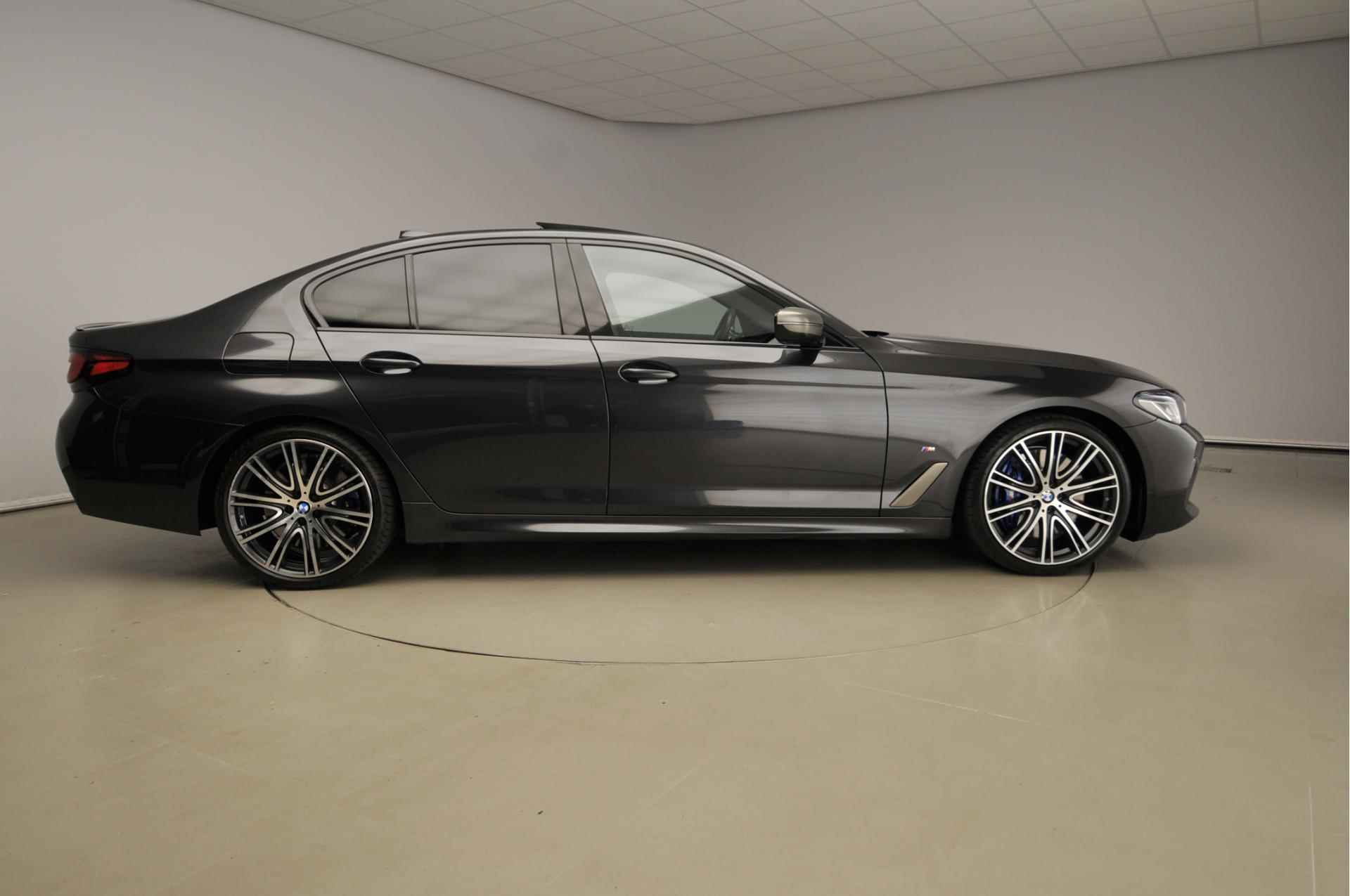 BMW 5 Serie Sedan M550i xDrive | M-Sportpakket | Laserlicht | Leder | HUD | Schuifdak | Trekhaak | DAB | Harman-kardon sound | Alu 20 inch - 5/49