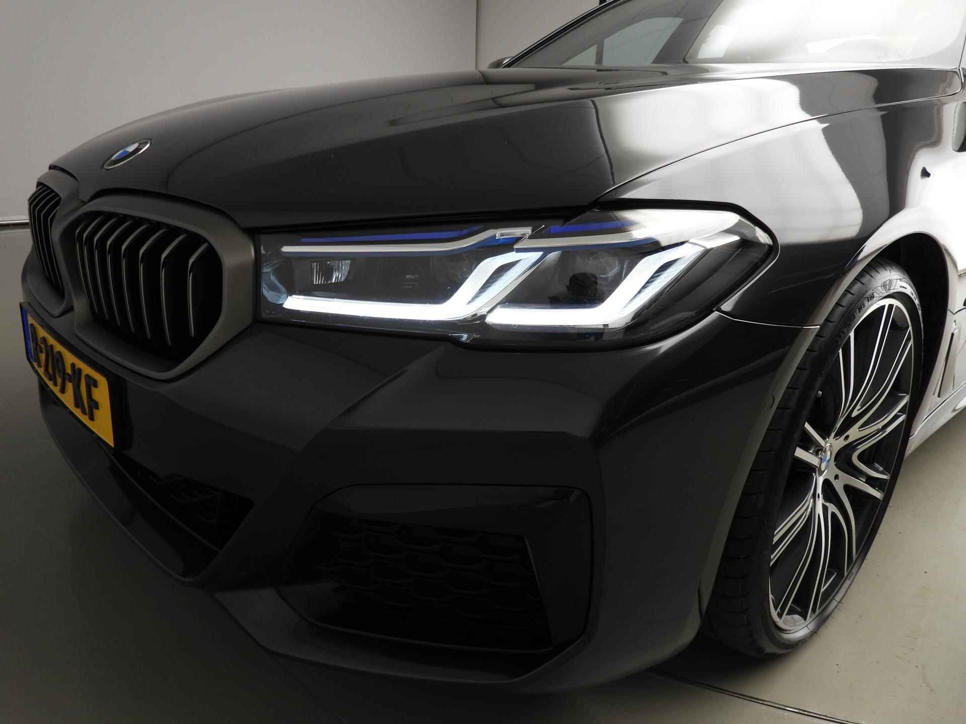 BMW 5 Serie Sedan M550i xDrive | M-Sportpakket | Laserlicht | Leder | HUD | Schuifdak | Trekhaak | DAB | Harman-kardon sound | Alu 20 inch - 47/49