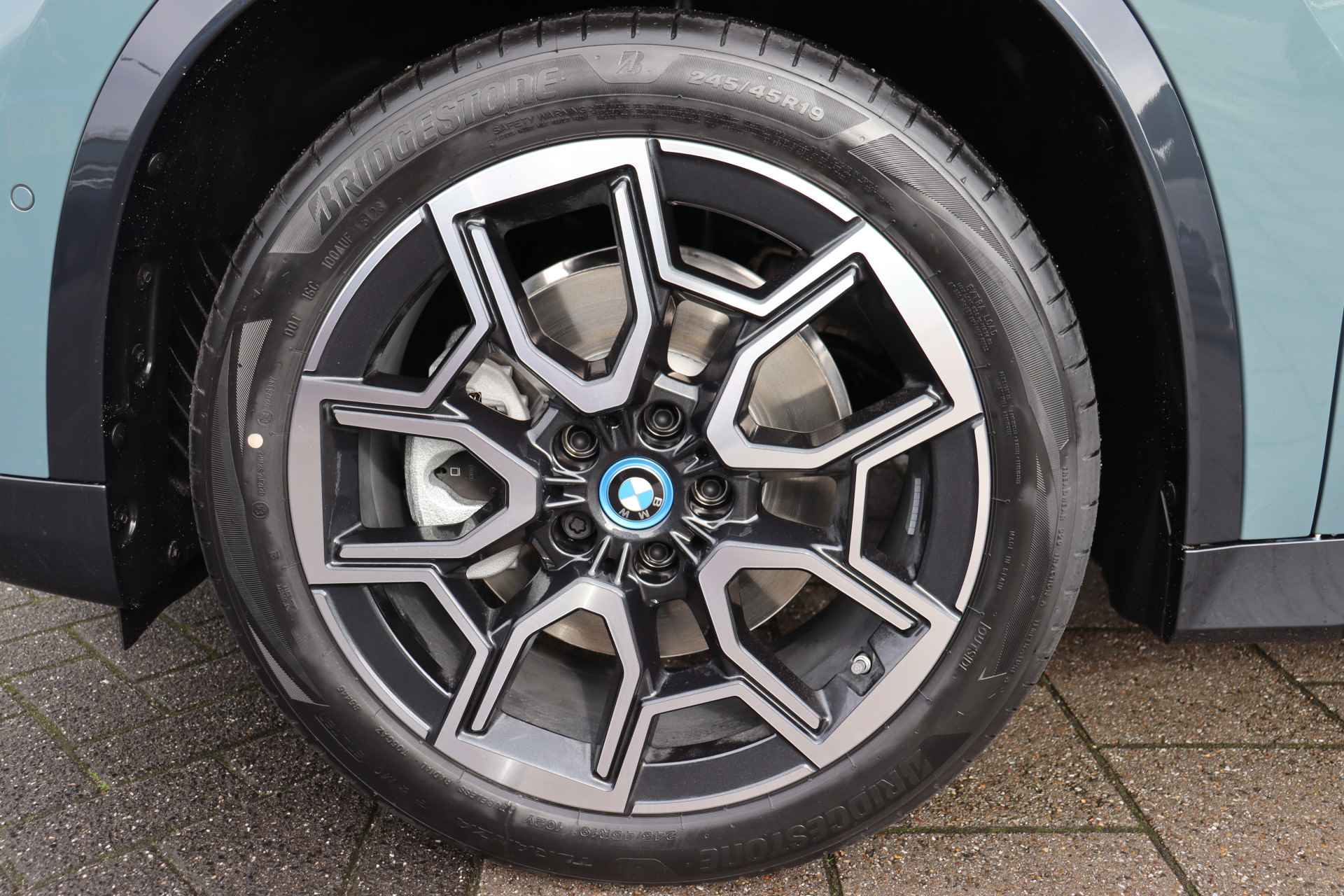 BMW iX1 xDrive30 xLine 67 kWh / Panoramadak / Trekhaak / Sportstoelen / Adaptief M Onderstel / Parking Assistant / Verwarmd Stuurwiel - 6/19