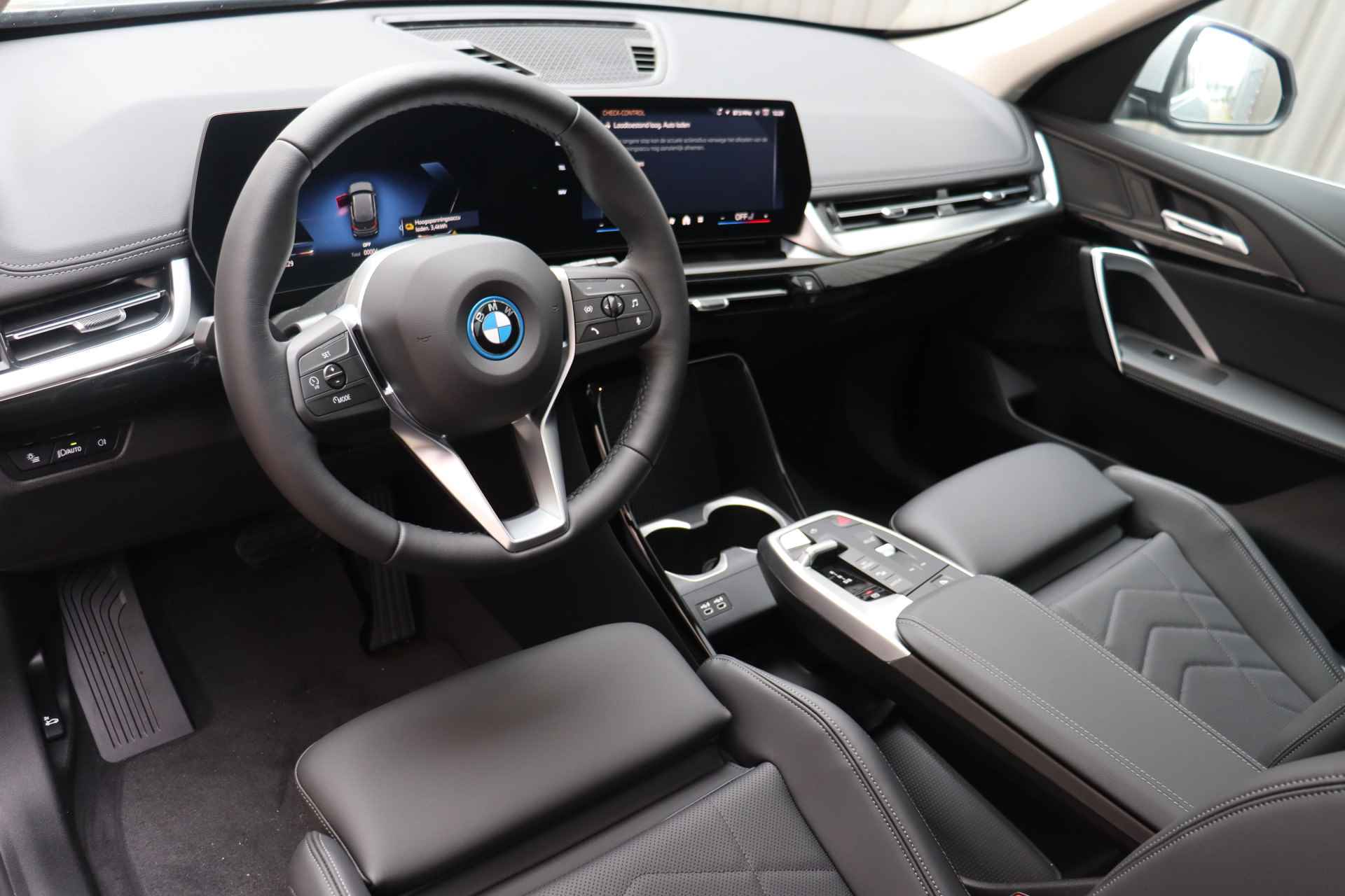 BMW iX1 xDrive30 xLine 67 kWh / Panoramadak / Trekhaak / Sportstoelen / Adaptief M Onderstel / Parking Assistant / Verwarmd Stuurwiel - 12/19