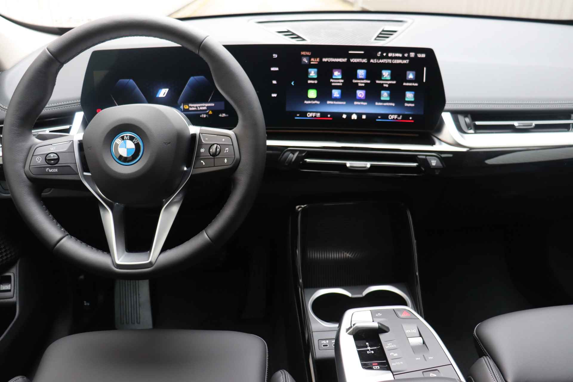 BMW iX1 xDrive30 xLine 67 kWh / Panoramadak / Trekhaak / Sportstoelen / Adaptief M Onderstel / Parking Assistant / Verwarmd Stuurwiel - 14/19