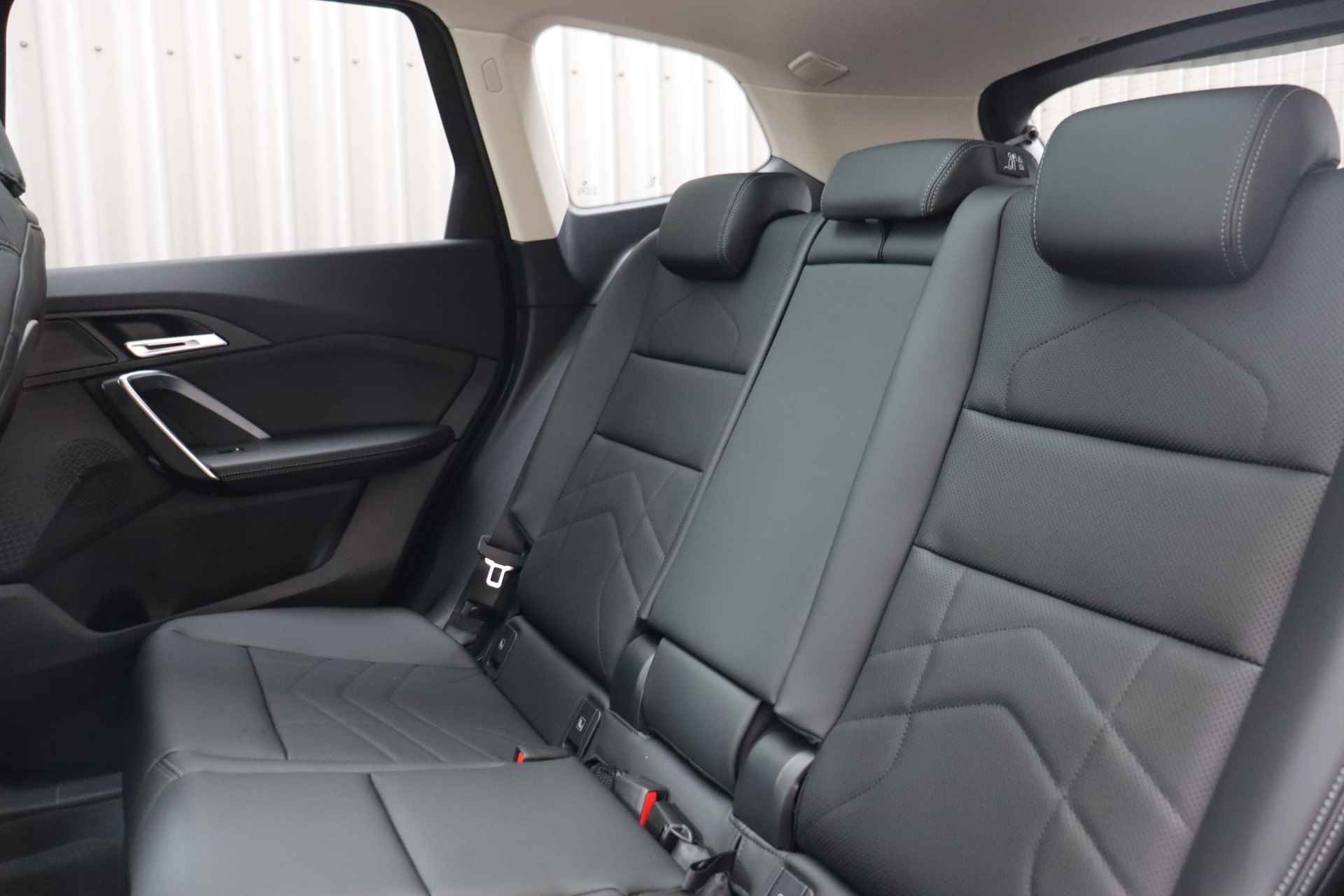 BMW iX1 xDrive30 xLine 67 kWh / Panoramadak / Trekhaak / Sportstoelen / Adaptief M Onderstel / Parking Assistant / Verwarmd Stuurwiel - 18/19
