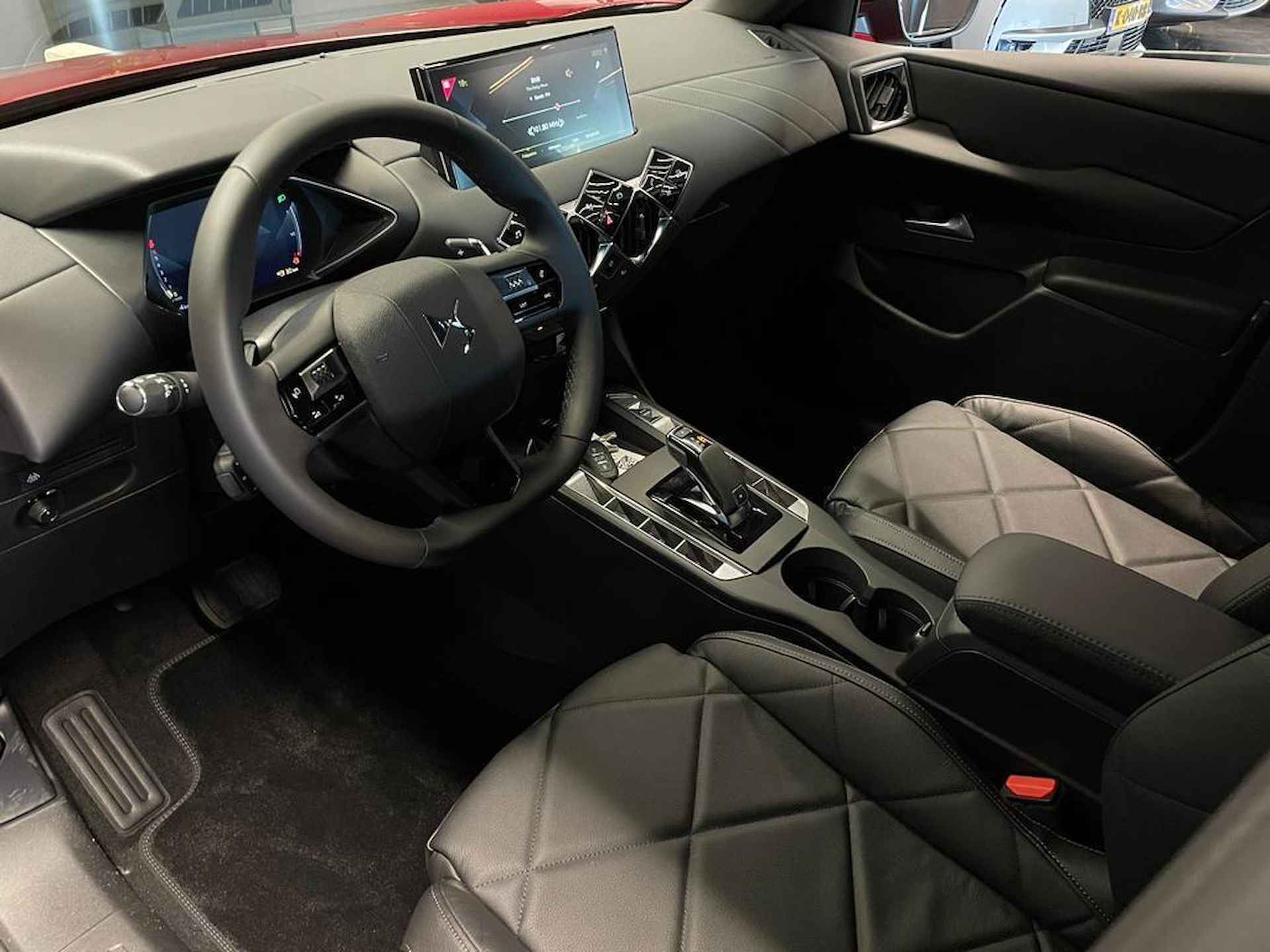 DS 3 Crossback 1.2 PureTech Grand Chic Automaat | 130 pk | Carplay | Stoelverwaring | Leder interieur | Parkeersensoren | Camera | 180 graden camera - 7/19