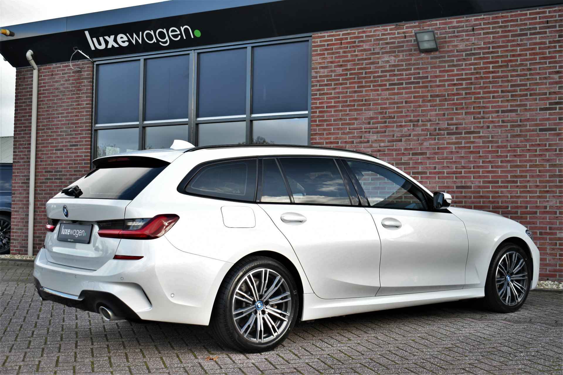 BMW 3 Serie Touring 330e M-Sport Trekh ACC Camera Parelmoer-wit - 2/67