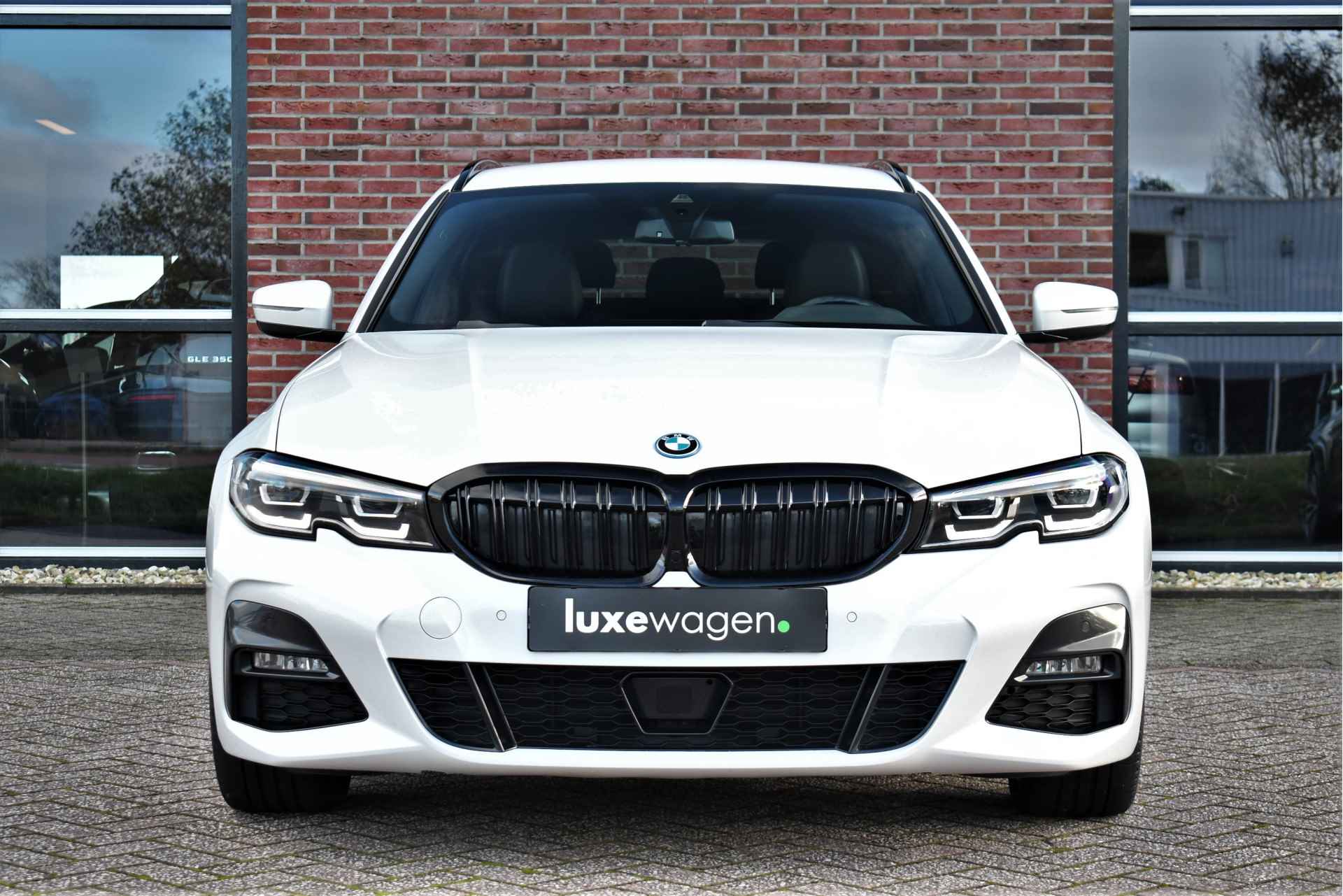 BMW 3 Serie Touring 330e M-Sport Trekh ACC Camera Parelmoer-wit - 7/67