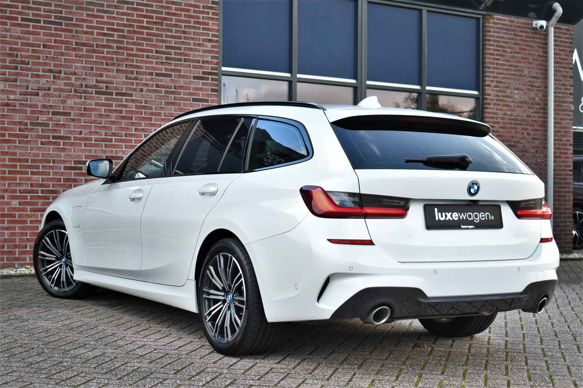 BMW 3 Serie Touring 330e M-Sport Trekh ACC Camera Parelmoer-wit - 20/67