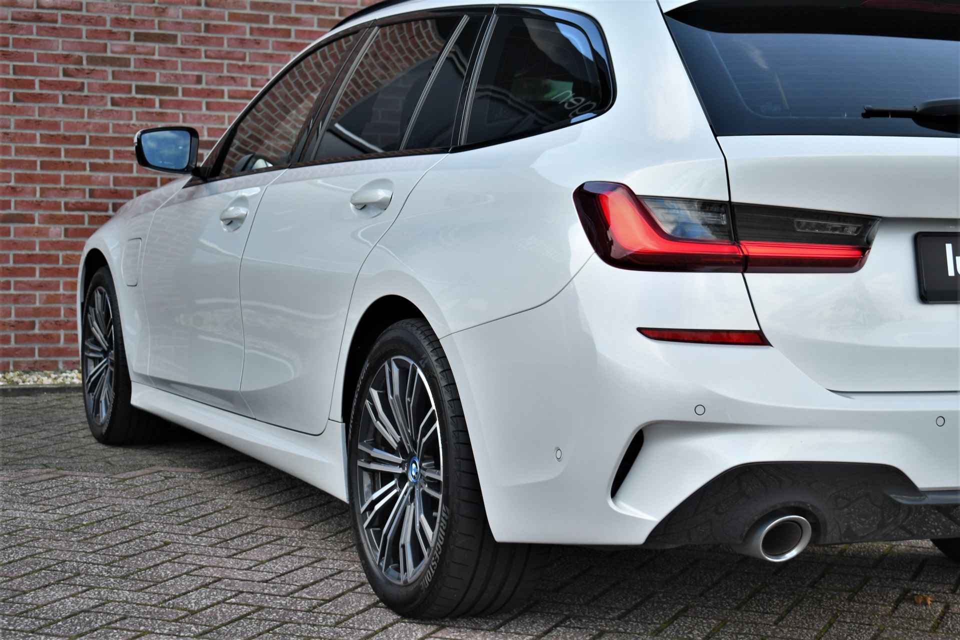 BMW 3 Serie Touring 330e M-Sport Trekh ACC Camera Parelmoer-wit - 34/67