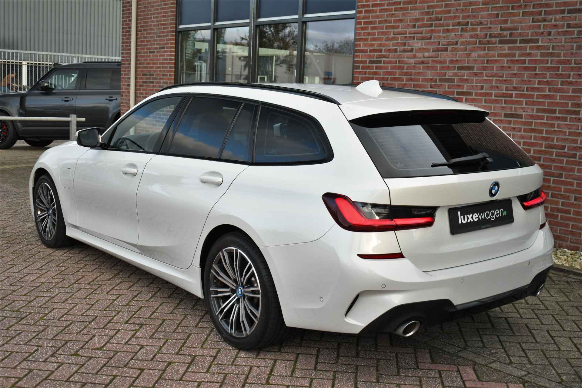 BMW 3 Serie Touring 330e M-Sport Trekh ACC Camera Parelmoer-wit - 52/67