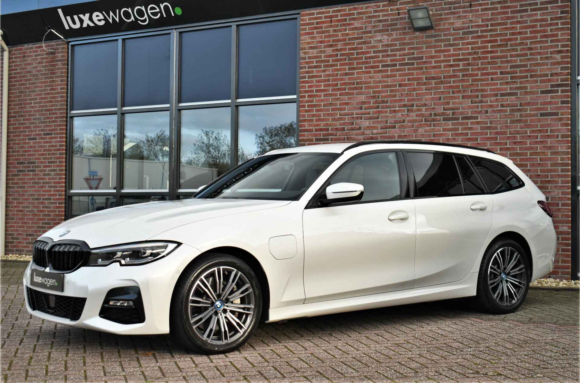 BMW 3 Serie Touring 330e M-Sport Trekh ACC Camera Parelmoer-wit - 53/67