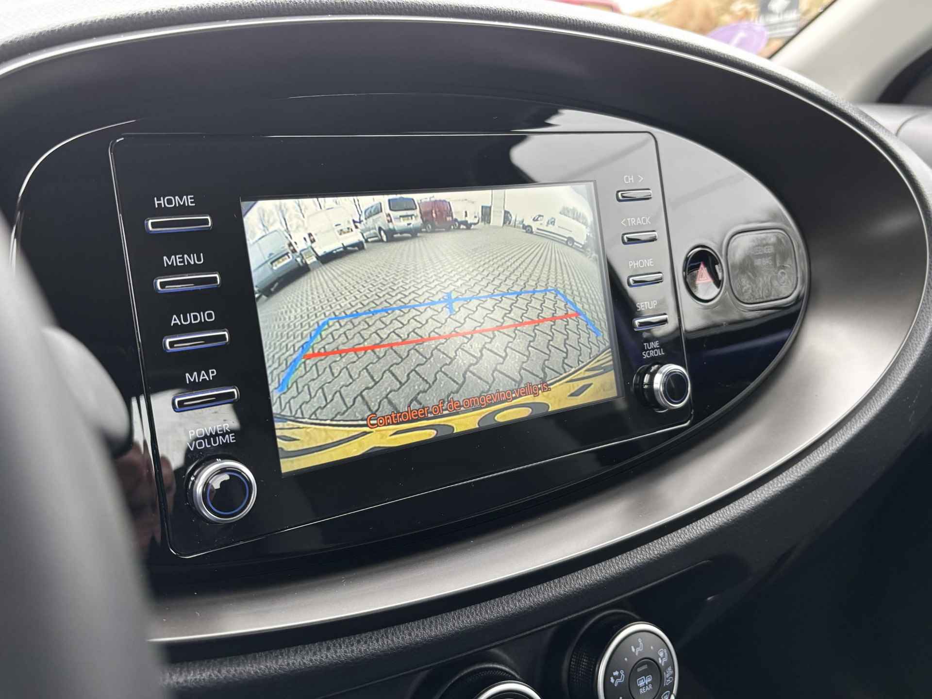 Toyota Aygo X 1.0 VVT-i MT Play | Apple Carplay / Android Auto - 16/17