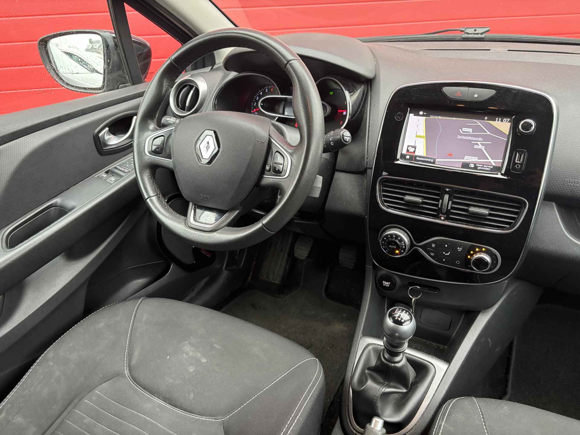 Renault Clio Estate 1.2 TCe 120PK 4 Cilinder Limited TREKHAAK / NAVI / CLIMA / PDC / BLUETOOTH / CRUISE / DAB+ / NL-AUTO - 4/7