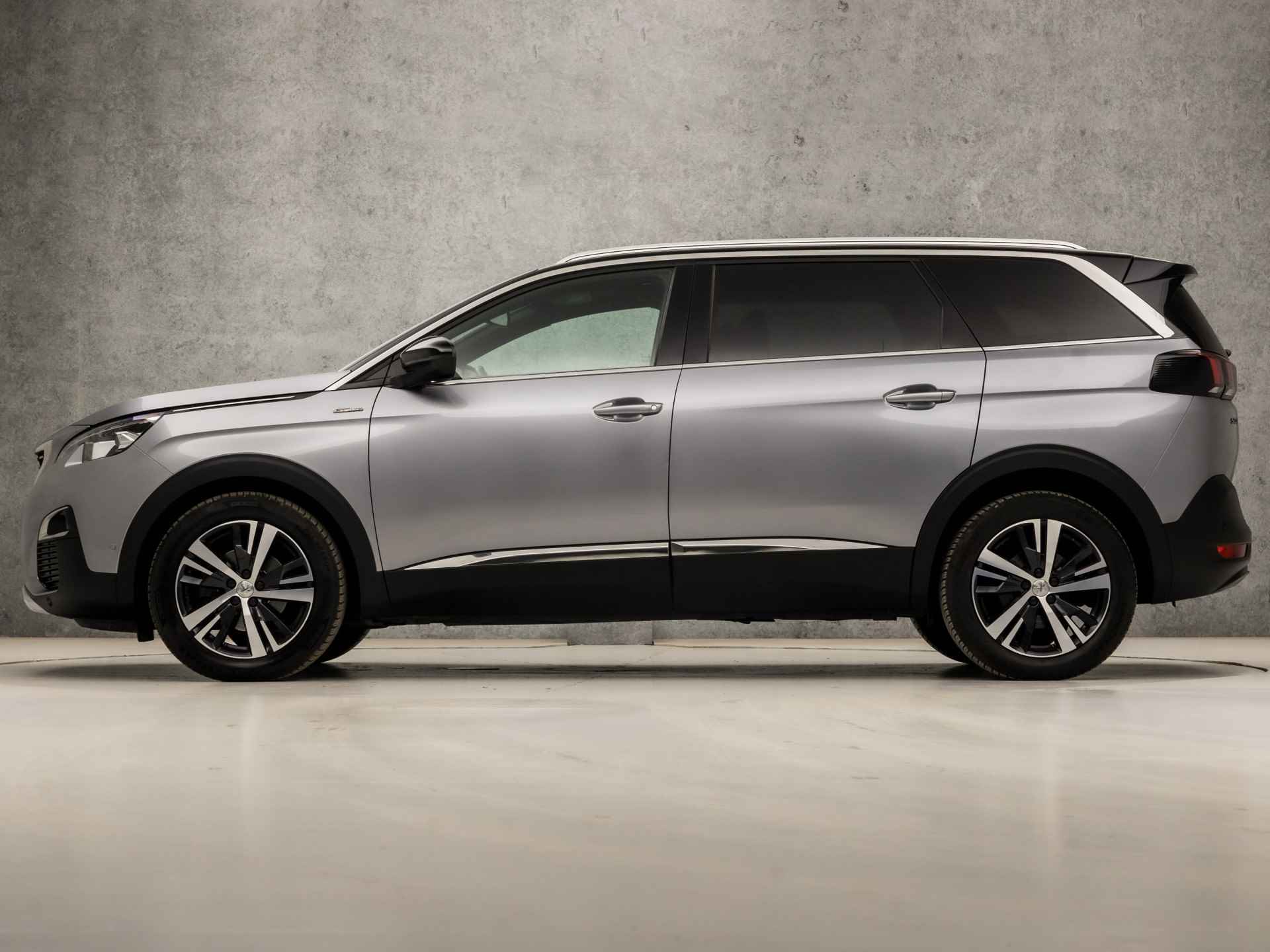 Peugeot 5008 2.0 BlueHDI Blue Lease GT-Line 7 Persoons 150Pk (PANORAMADAK, APPLE CARPLAY, GROOT NAVI, 360 CAMERA, LEDER, SPORTSTOELEN, GETINT GLAS, LED KOPLAMPEN, ZWART HEMEL, LANE ASSIST, KEYLESS, NIEUWSTAAT) - 2/40