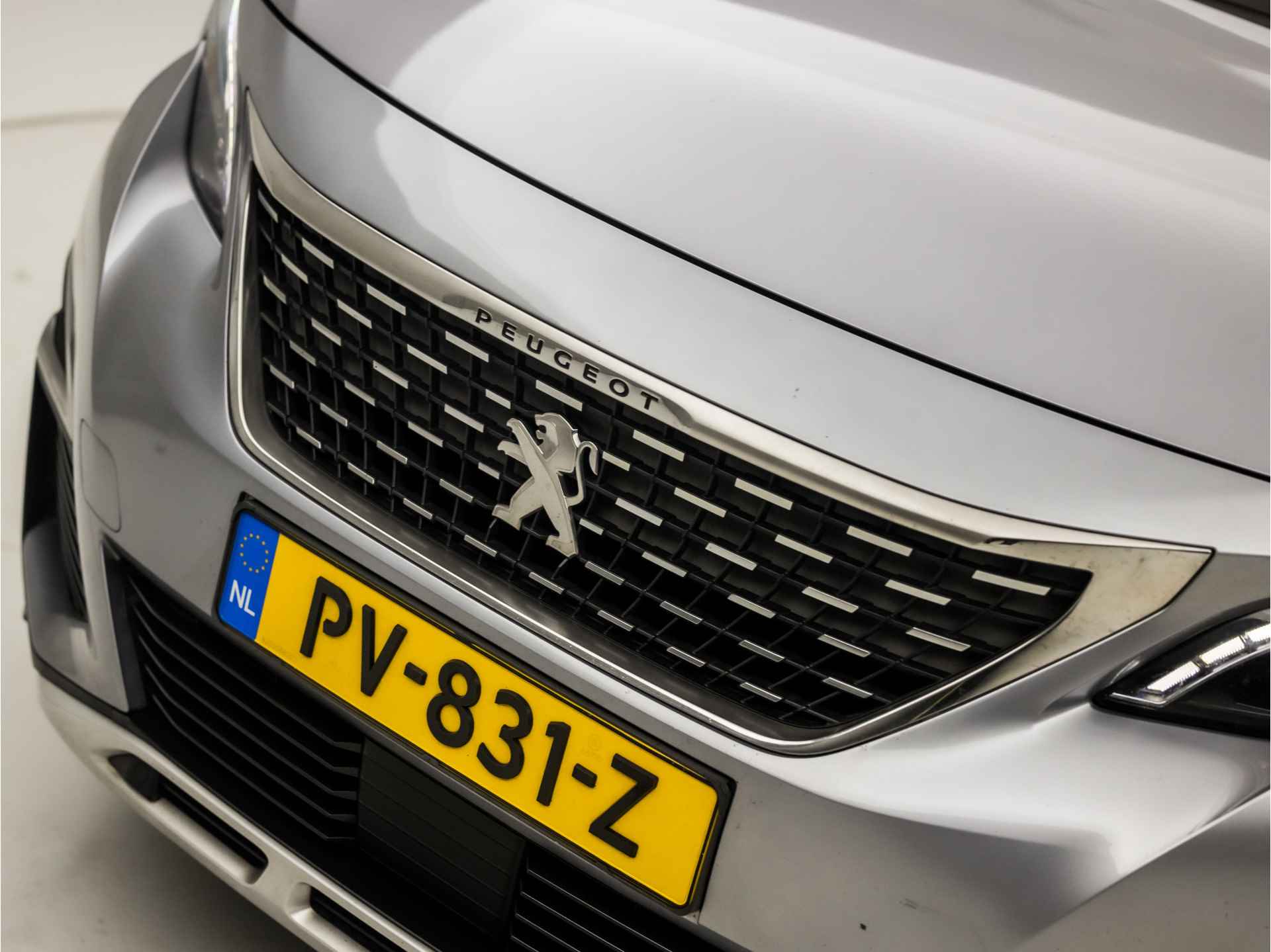 Peugeot 5008 2.0 BlueHDI Blue Lease GT-Line 7 Persoons 150Pk (PANORAMADAK, APPLE CARPLAY, GROOT NAVI, 360 CAMERA, LEDER, SPORTSTOELEN, GETINT GLAS, LED KOPLAMPEN, ZWART HEMEL, LANE ASSIST, KEYLESS, NIEUWSTAAT) - 35/40