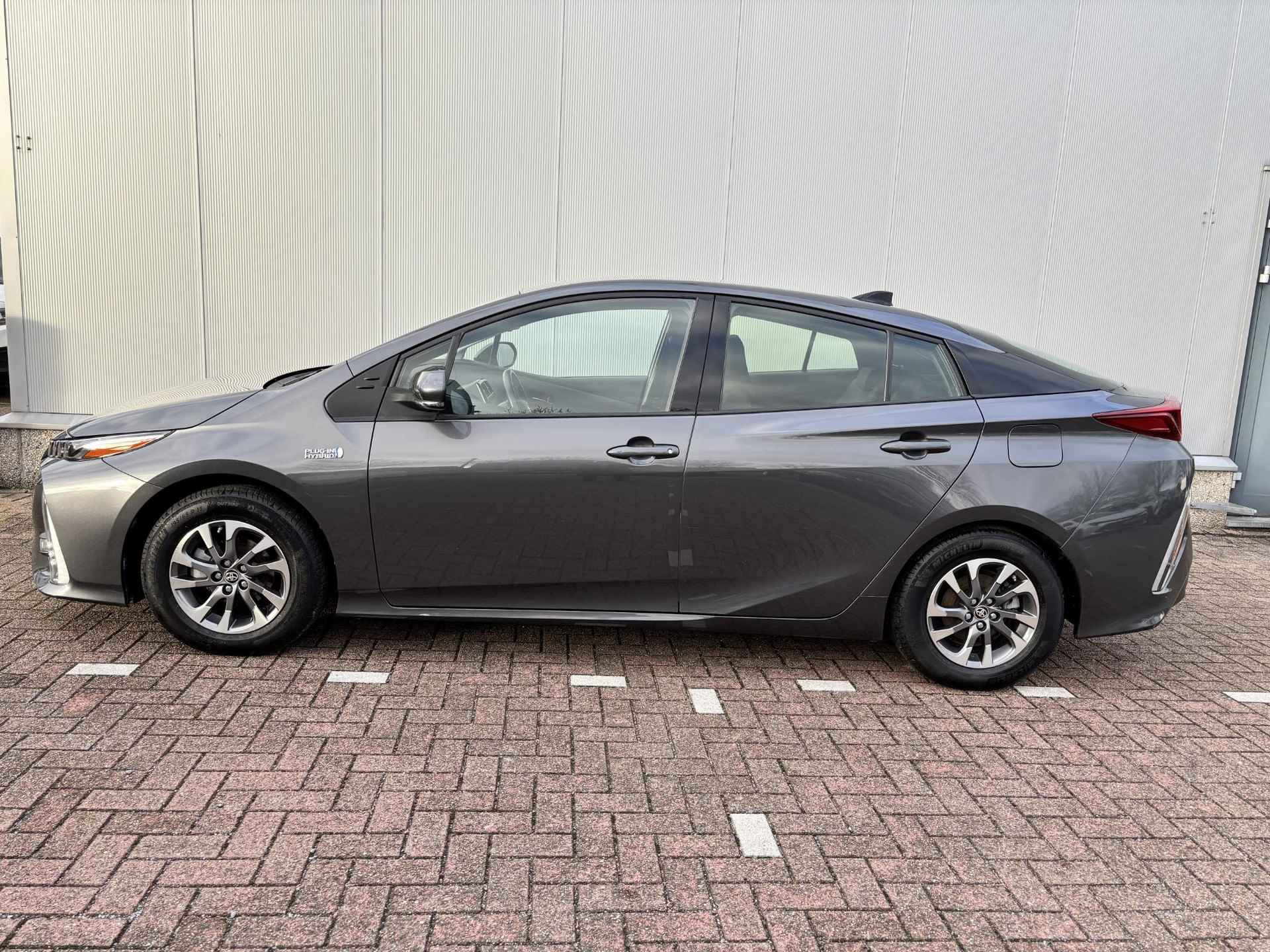 Toyota Prius 1.8 Plug-in Business Plus Solar Roof, Stoelverwarming, Navi, Draadloos laden telefoon - 8/51