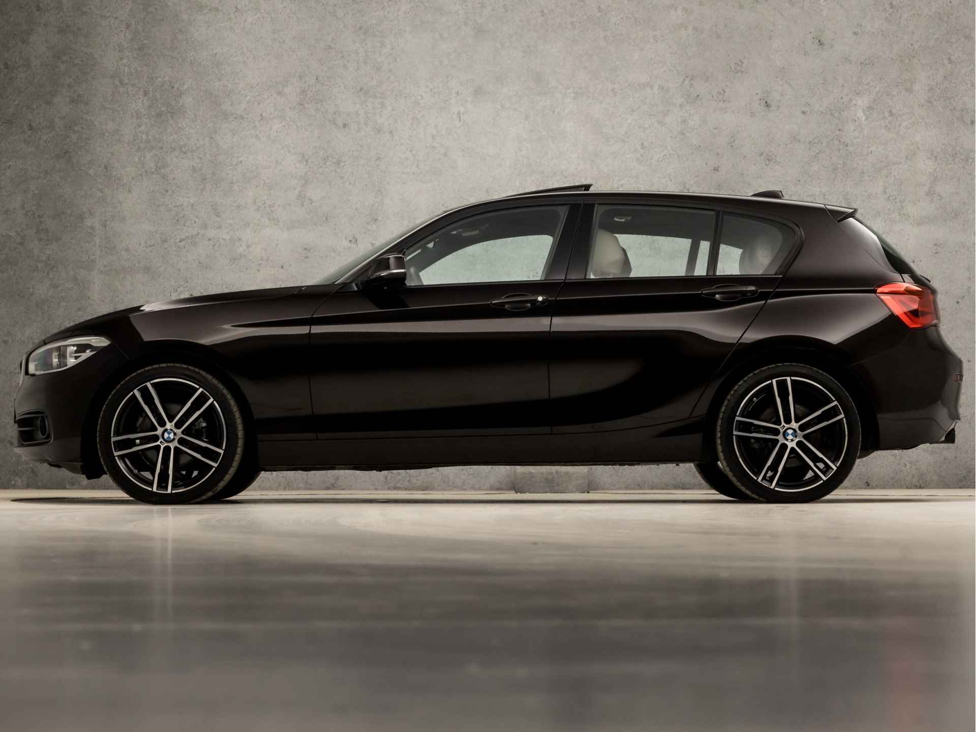 BMW 1-serie 118i SportLine Shadow Automaat (SCHUIFDAK, GROOT NAVI, LEDER, STOELVERWARMING, ZWART HEMEL, SPORTSTOELEN, DIGITAL COCKPIT, LED KOPLAMPEN, PARKEERSENSOREN, NIEUWSTAAT) - 2/36