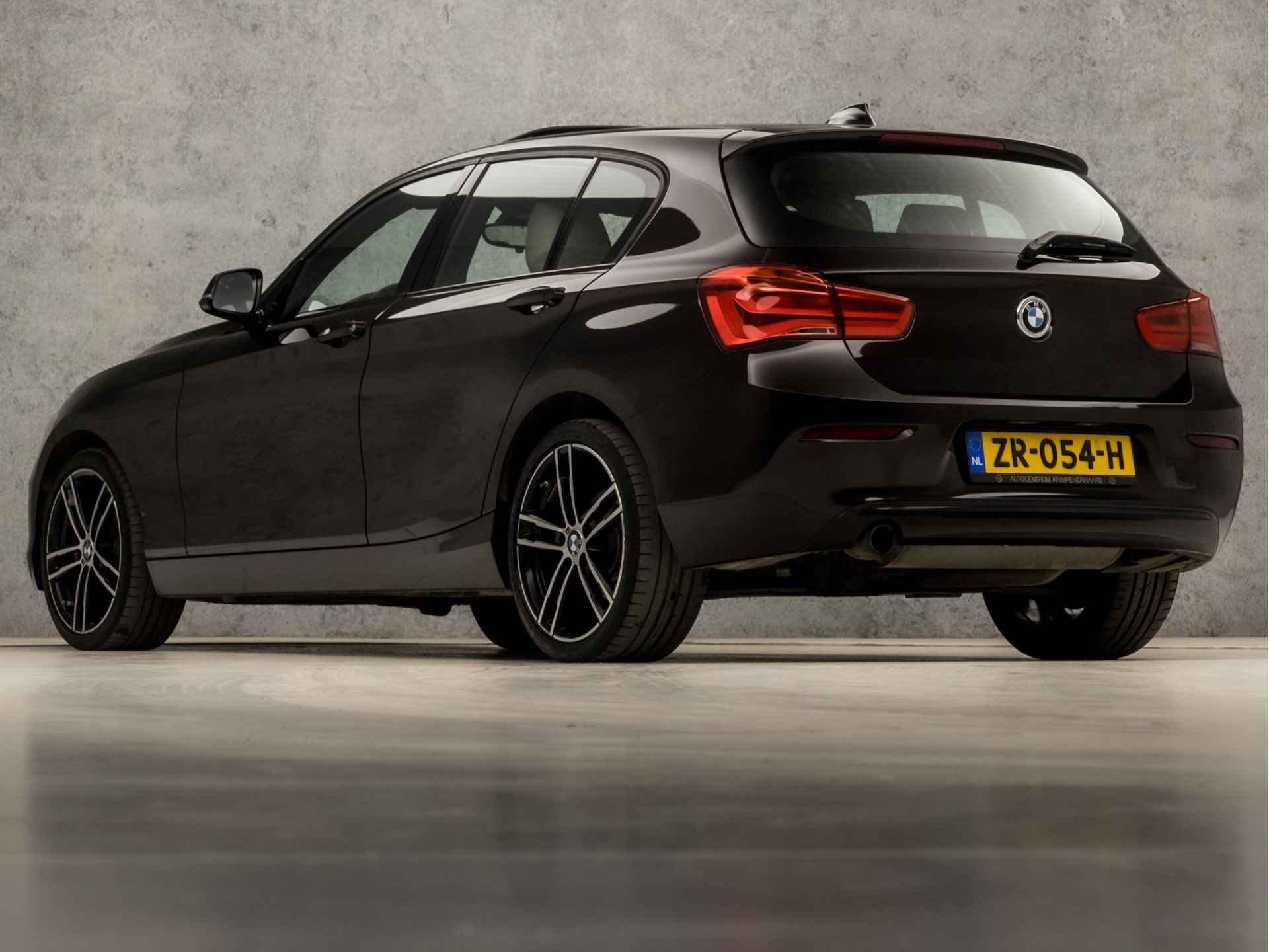 BMW 1-serie 118i SportLine Shadow Automaat (SCHUIFDAK, GROOT NAVI, LEDER, STOELVERWARMING, ZWART HEMEL, SPORTSTOELEN, DIGITAL COCKPIT, LED KOPLAMPEN, PARKEERSENSOREN, NIEUWSTAAT) - 3/36