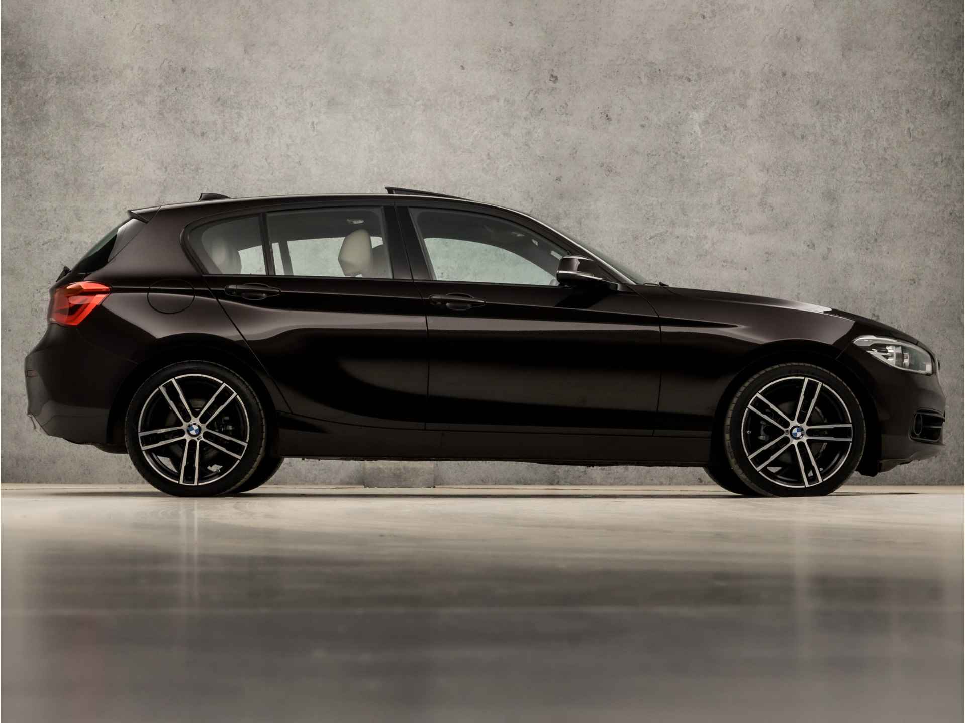 BMW 1-serie 118i SportLine Shadow Automaat (SCHUIFDAK, GROOT NAVI, LEDER, STOELVERWARMING, ZWART HEMEL, SPORTSTOELEN, DIGITAL COCKPIT, LED KOPLAMPEN, PARKEERSENSOREN, NIEUWSTAAT) - 4/36