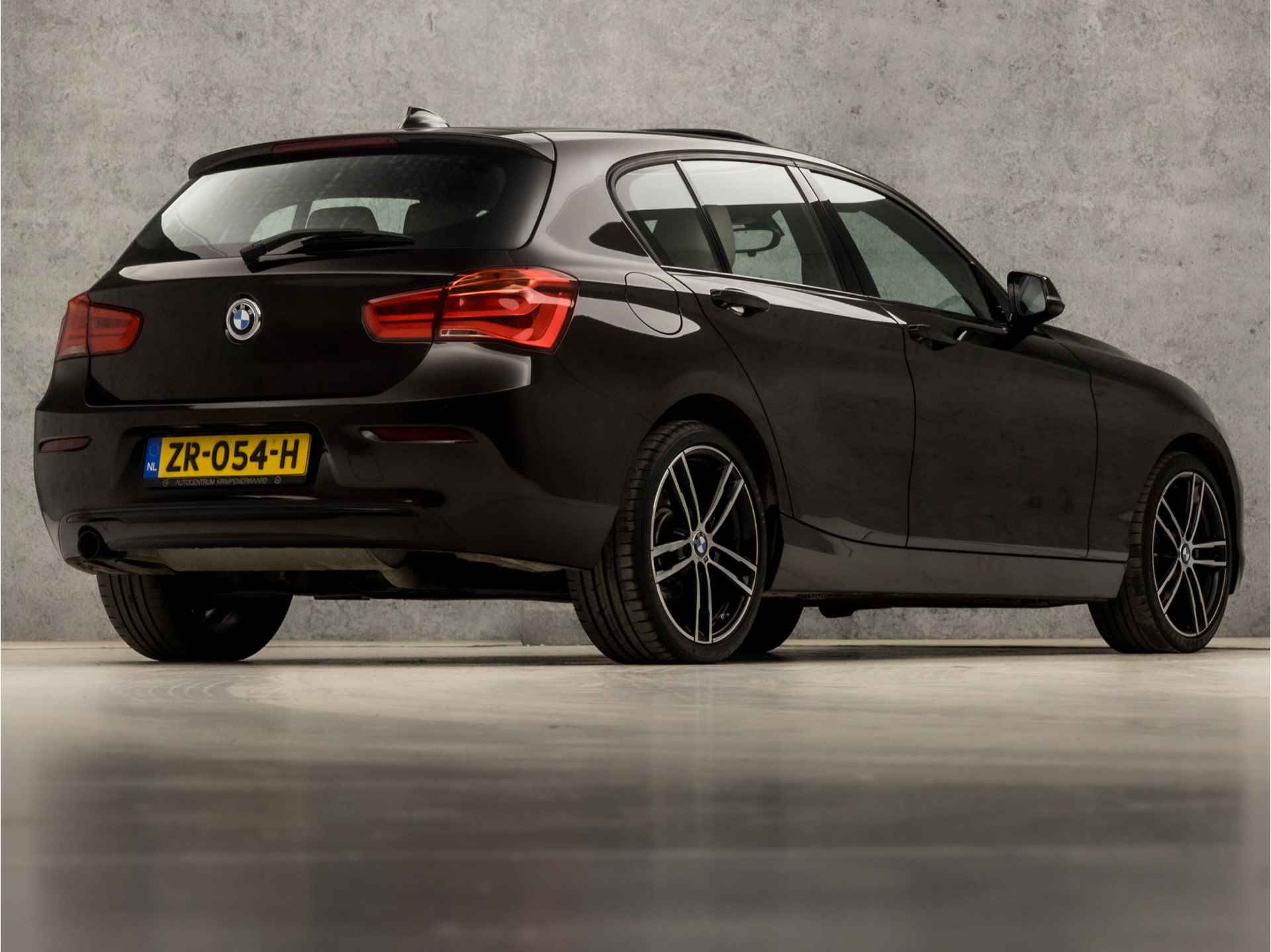 BMW 1-serie 118i SportLine Shadow Automaat (SCHUIFDAK, GROOT NAVI, LEDER, STOELVERWARMING, ZWART HEMEL, SPORTSTOELEN, DIGITAL COCKPIT, LED KOPLAMPEN, PARKEERSENSOREN, NIEUWSTAAT) - 5/36