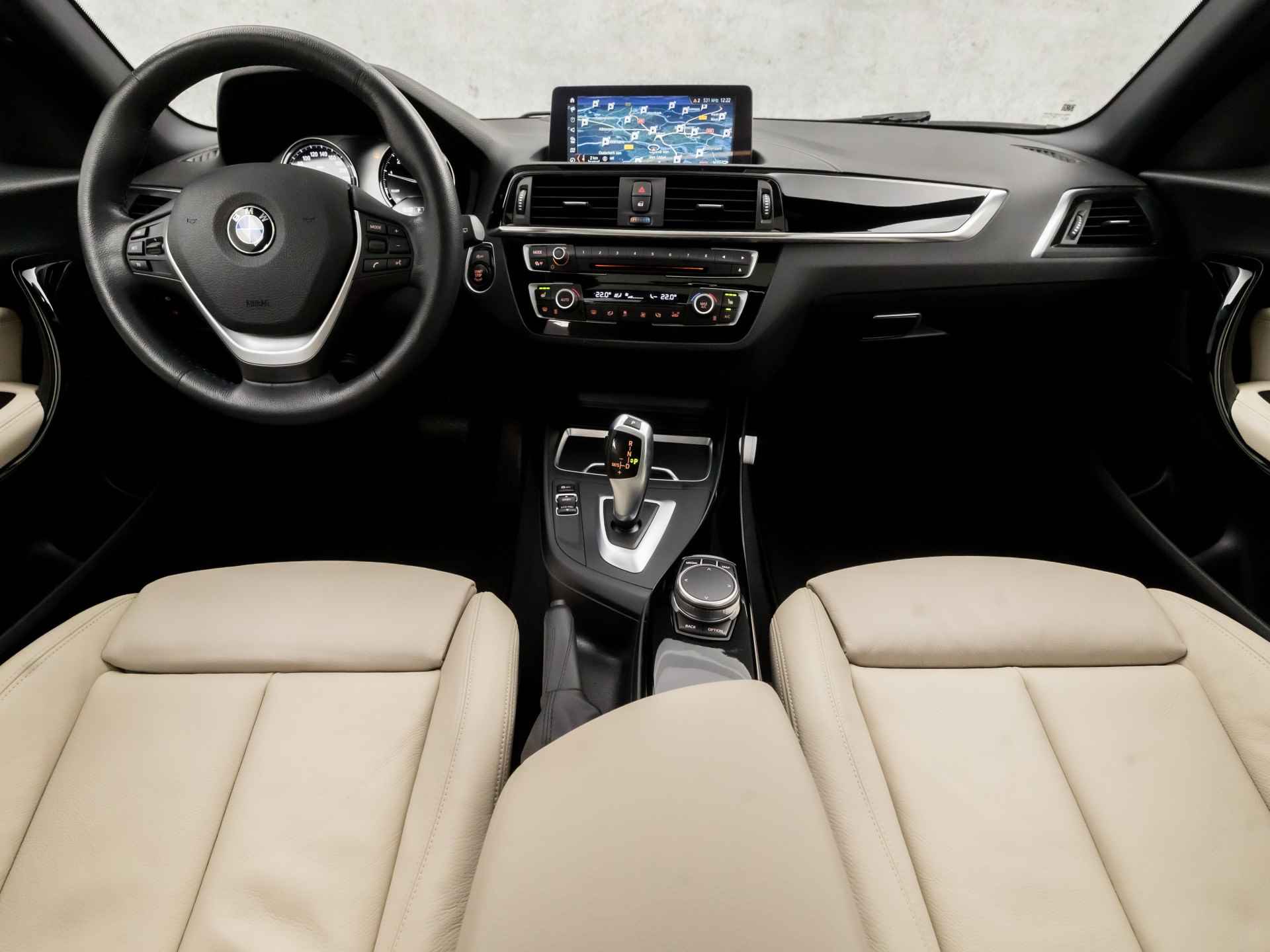 BMW 1-serie 118i SportLine Shadow Automaat (SCHUIFDAK, GROOT NAVI, LEDER, STOELVERWARMING, ZWART HEMEL, SPORTSTOELEN, DIGITAL COCKPIT, LED KOPLAMPEN, PARKEERSENSOREN, NIEUWSTAAT) - 6/36