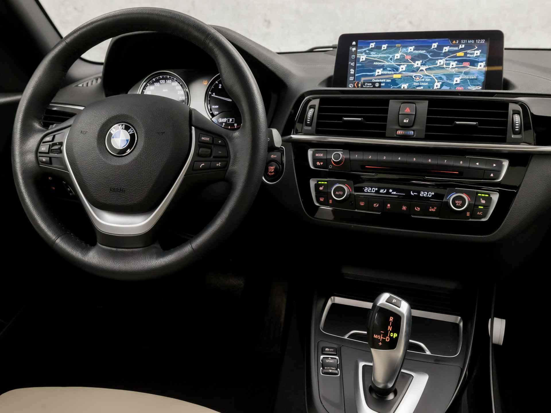 BMW 1-serie 118i SportLine Shadow Automaat (SCHUIFDAK, GROOT NAVI, LEDER, STOELVERWARMING, ZWART HEMEL, SPORTSTOELEN, DIGITAL COCKPIT, LED KOPLAMPEN, PARKEERSENSOREN, NIEUWSTAAT) - 7/36