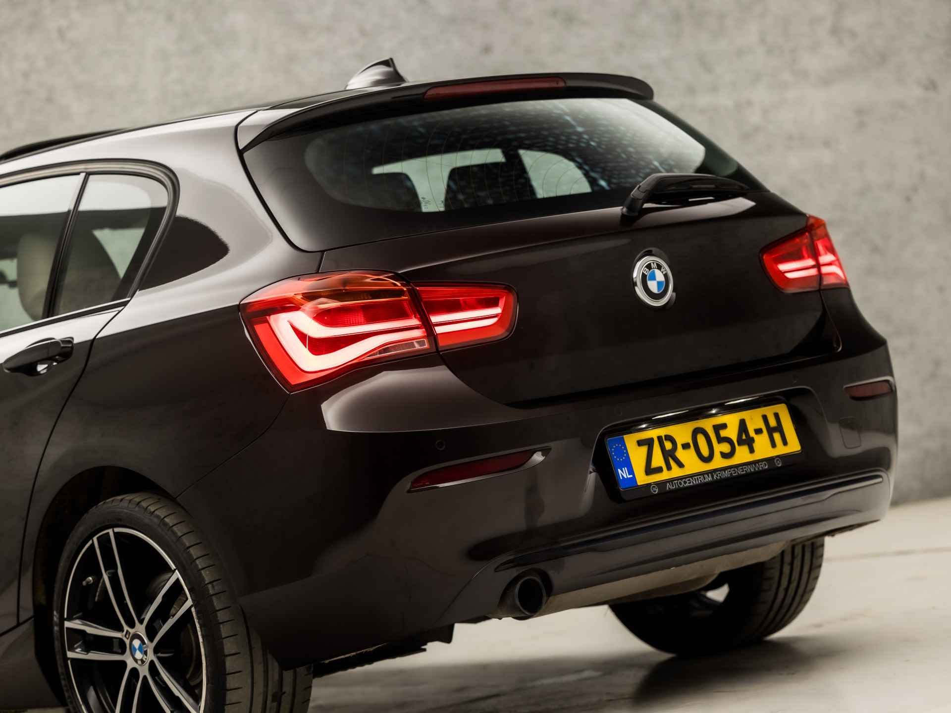 BMW 1-serie 118i SportLine Shadow Automaat (SCHUIFDAK, GROOT NAVI, LEDER, STOELVERWARMING, ZWART HEMEL, SPORTSTOELEN, DIGITAL COCKPIT, LED KOPLAMPEN, PARKEERSENSOREN, NIEUWSTAAT) - 14/36