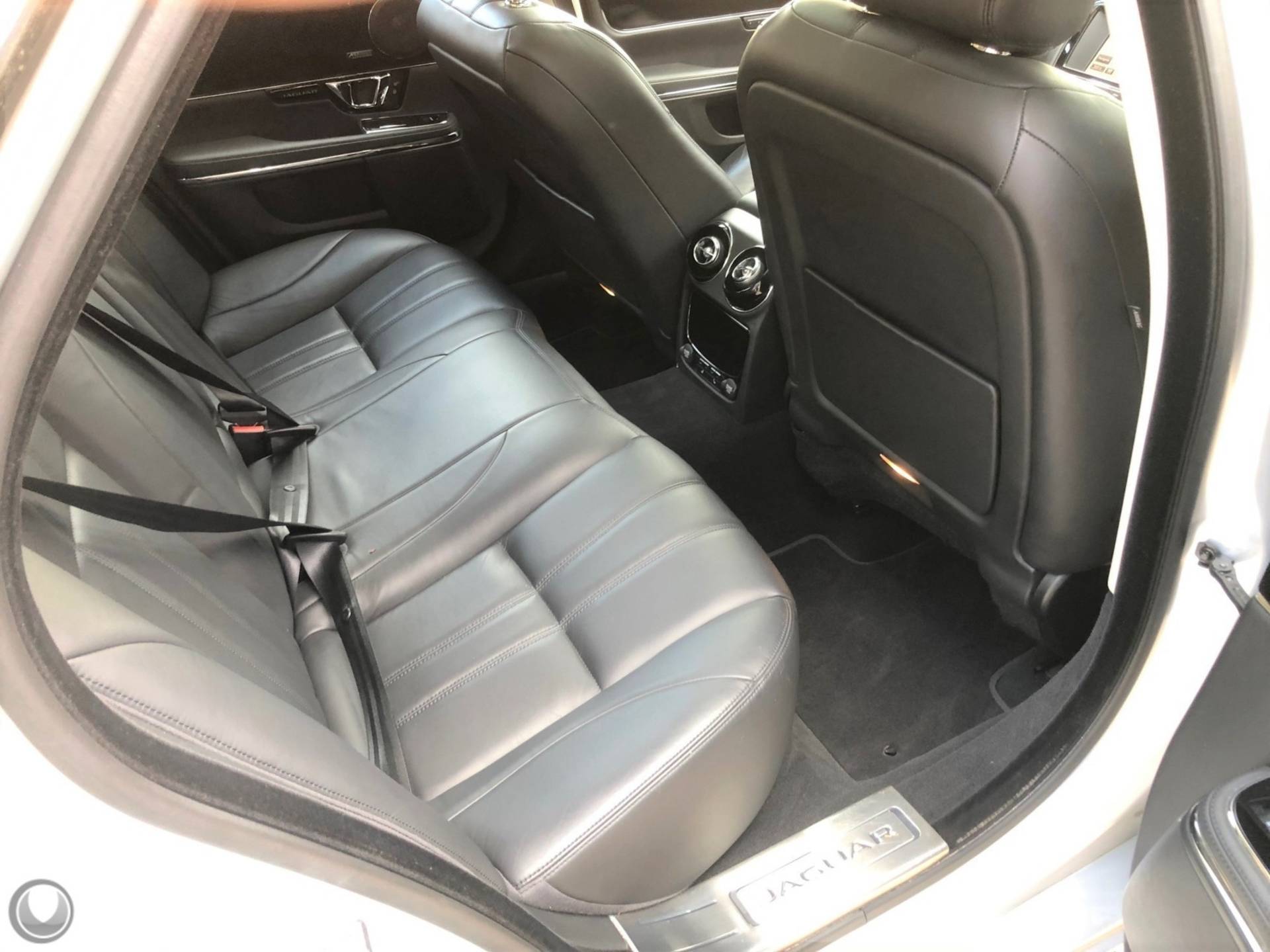 Jaguar XJ Premium Luxury | 241PK | Portfolio | leer | navigatie - 32/40