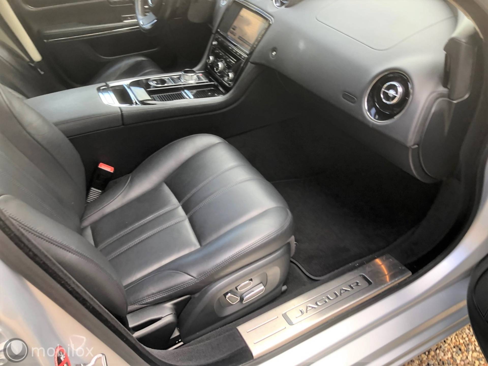 Jaguar XJ Premium Luxury | 241PK | Portfolio | leer | navigatie - 33/40