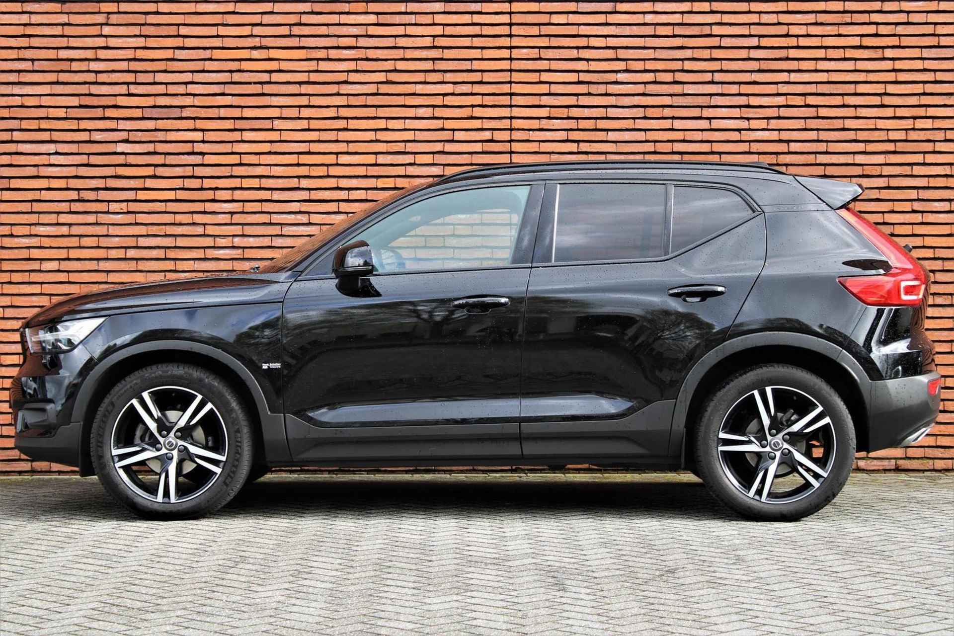 Volvo XC40 D3 AUT8 150PK R-Design | Electronic Climate Control | Verwarmbare Voorstoelen | Panorama Dak | Getint Glas Achter | Navigatiesysteem | Achteruitrijcamera | Verwarmbare Voorruit | Draadloze Telefoonlader | Apple Carplay\Android Auto | 19" Lichtmetalen Velgen | Parkeersensoren - 2/9