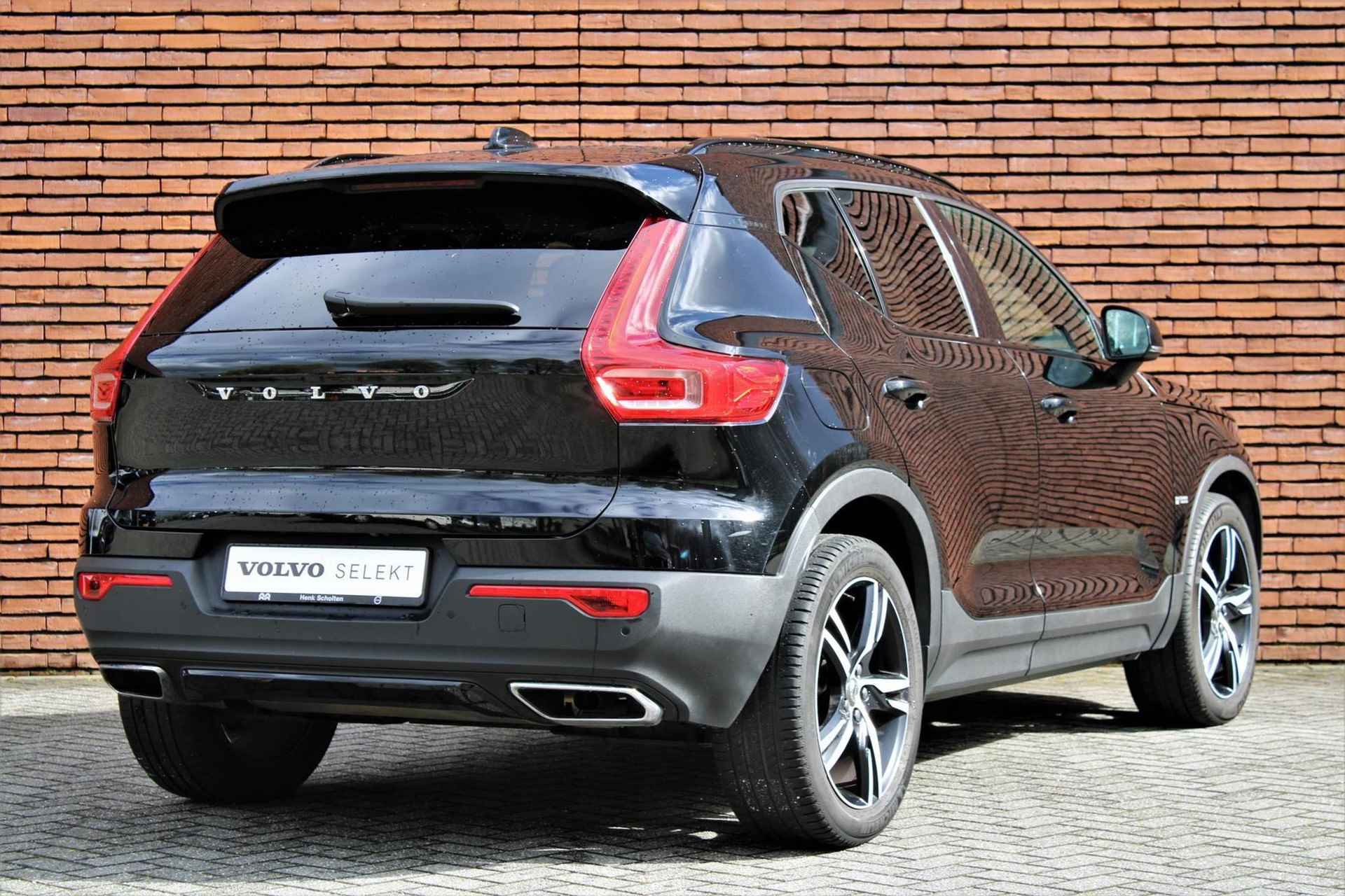 Volvo XC40 D3 AUT8 150PK R-Design | Electronic Climate Control | Verwarmbare Voorstoelen | Panorama Dak | Getint Glas Achter | Navigatiesysteem | Achteruitrijcamera | Verwarmbare Voorruit | Draadloze Telefoonlader | Apple Carplay\Android Auto | 19" Lichtmetalen Velgen | Parkeersensoren - 3/9