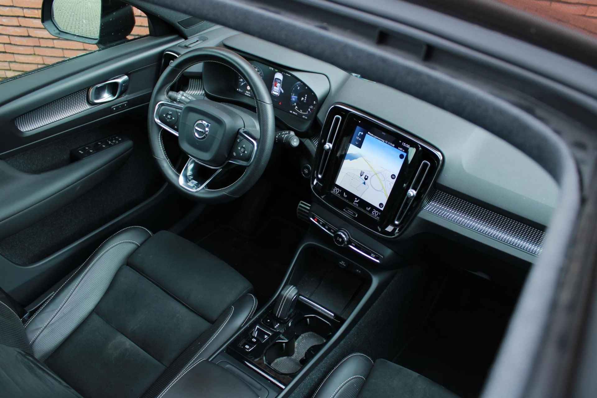 Volvo XC40 D3 AUT8 150PK R-Design | Electronic Climate Control | Verwarmbare Voorstoelen | Panorama Dak | Getint Glas Achter | Navigatiesysteem | Achteruitrijcamera | Verwarmbare Voorruit | Draadloze Telefoonlader | Apple Carplay\Android Auto | 19" Lichtmetalen Velgen | Parkeersensoren - 4/9