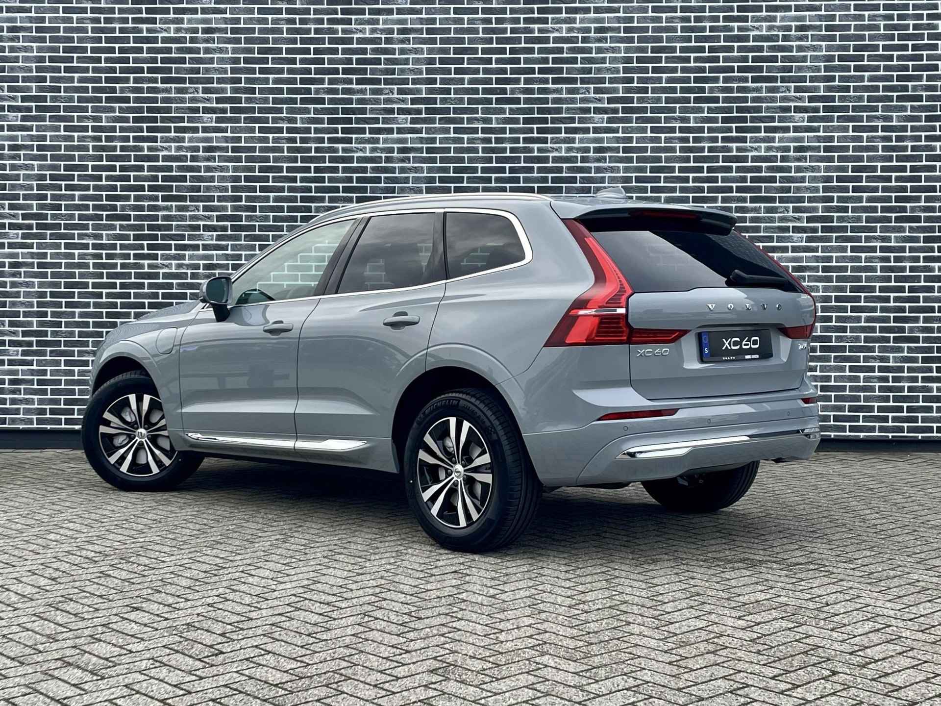 Volvo XC60 2.0 Recharge T6 AWD Essential Edition Bright | Adaptieve Cruise Control | Stoel en stuurverwarming | Getint glas | Park assist voor en achter | - 7/17