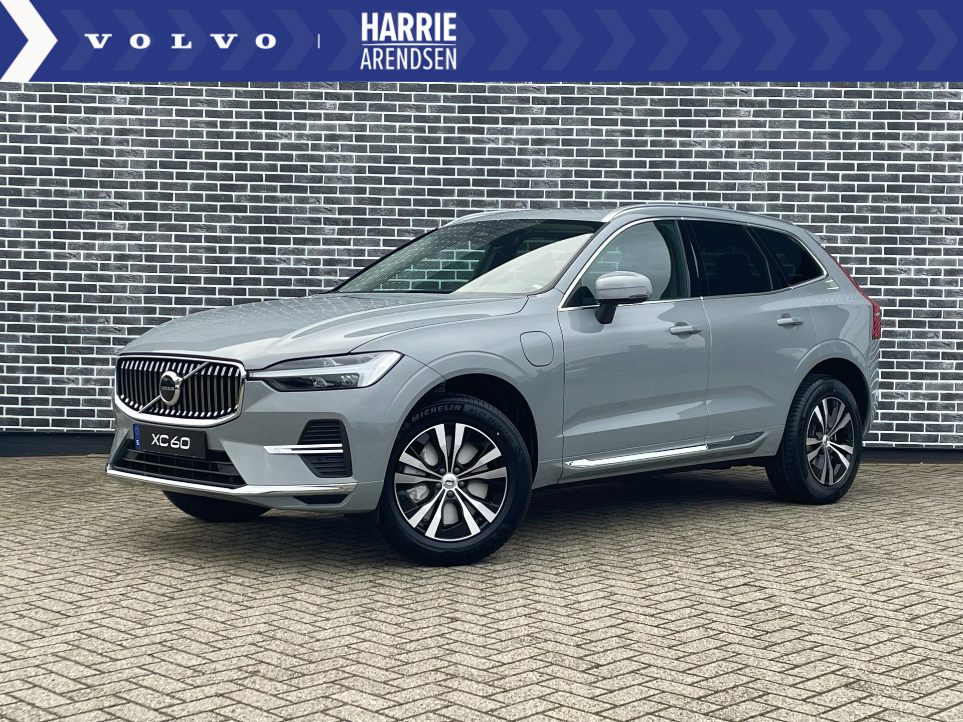 Volvo XC60 2.0 Recharge T6 AWD Essential Edition Bright | Adaptieve Cruise Control | Stoel en stuurverwarming | Getint glas | Park assist voor en achter |