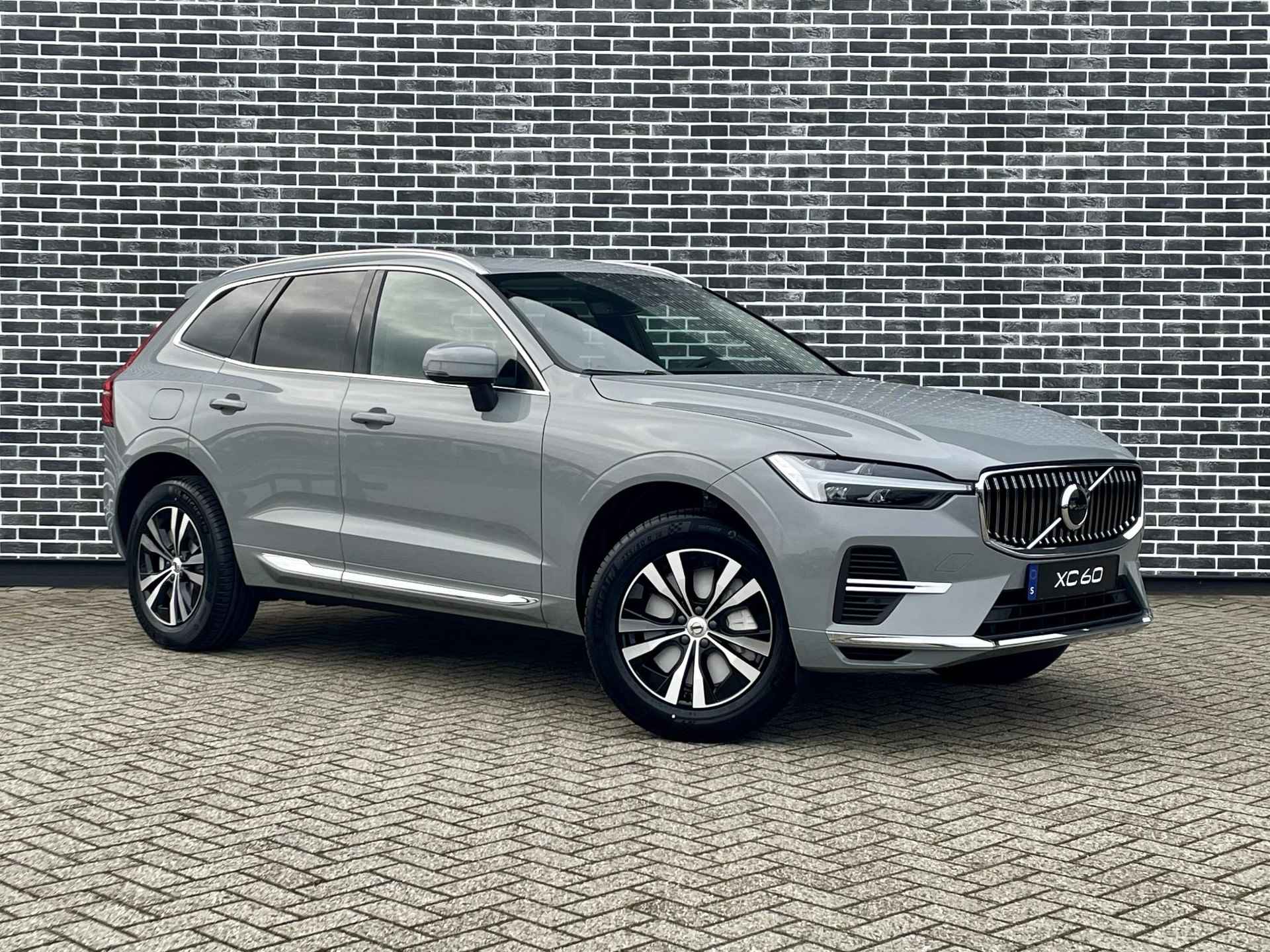 Volvo XC60 2.0 Recharge T6 AWD Essential Edition Bright | Adaptieve Cruise Control | Stoel en stuurverwarming | Getint glas | Park assist voor en achter | - 3/17