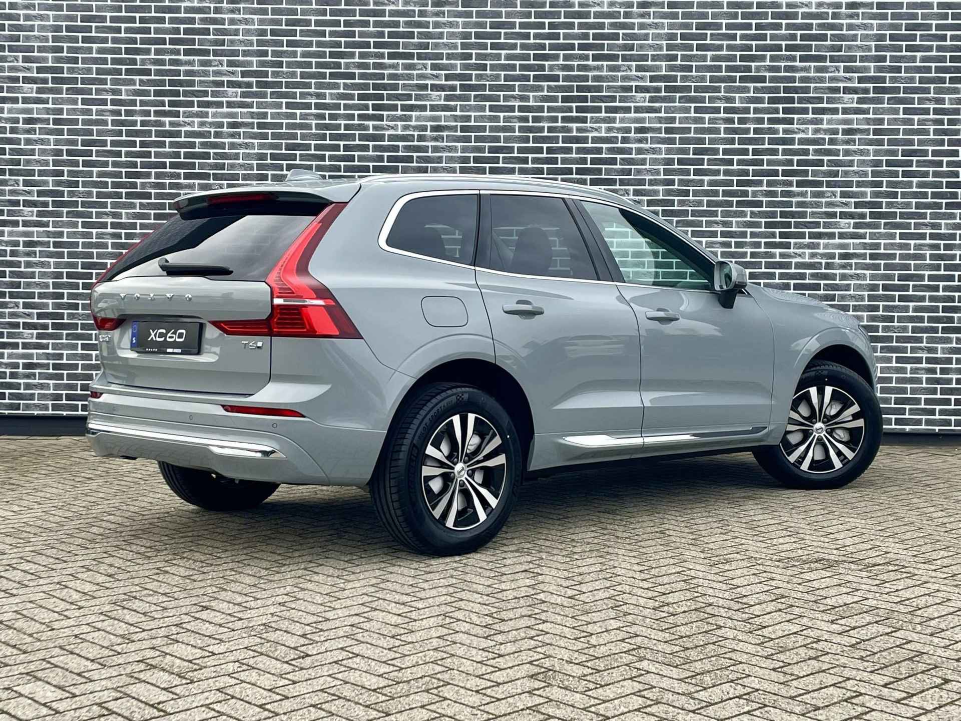 Volvo XC60 2.0 Recharge T6 AWD Essential Edition Bright | Adaptieve Cruise Control | Stoel en stuurverwarming | Getint glas | Park assist voor en achter | - 4/17