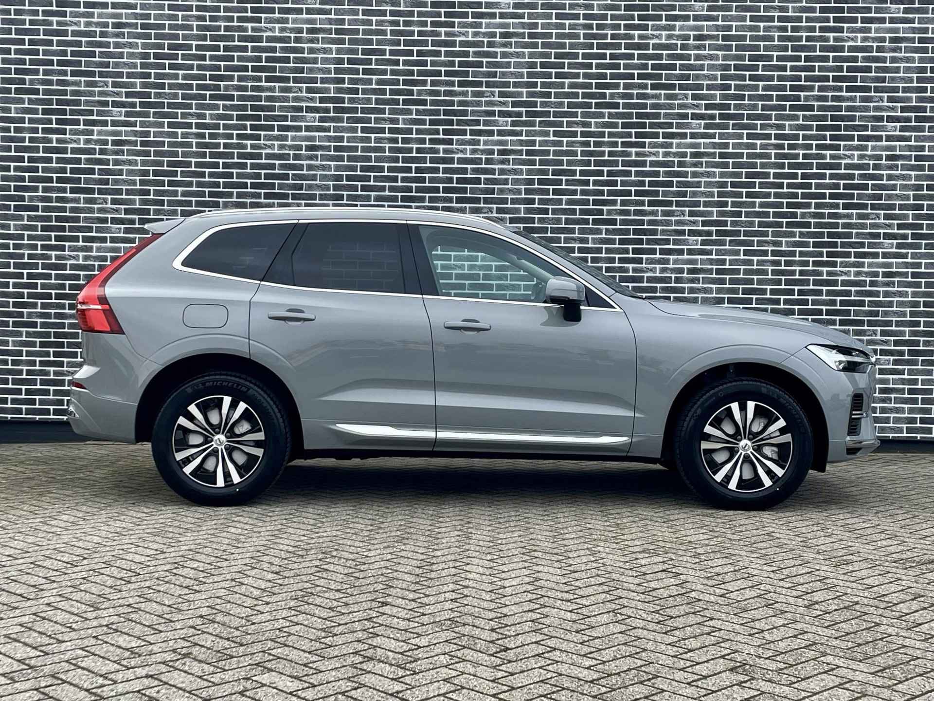 Volvo XC60 2.0 Recharge T6 AWD Essential Edition Bright | Adaptieve Cruise Control | Stoel en stuurverwarming | Getint glas | Park assist voor en achter | - 6/17