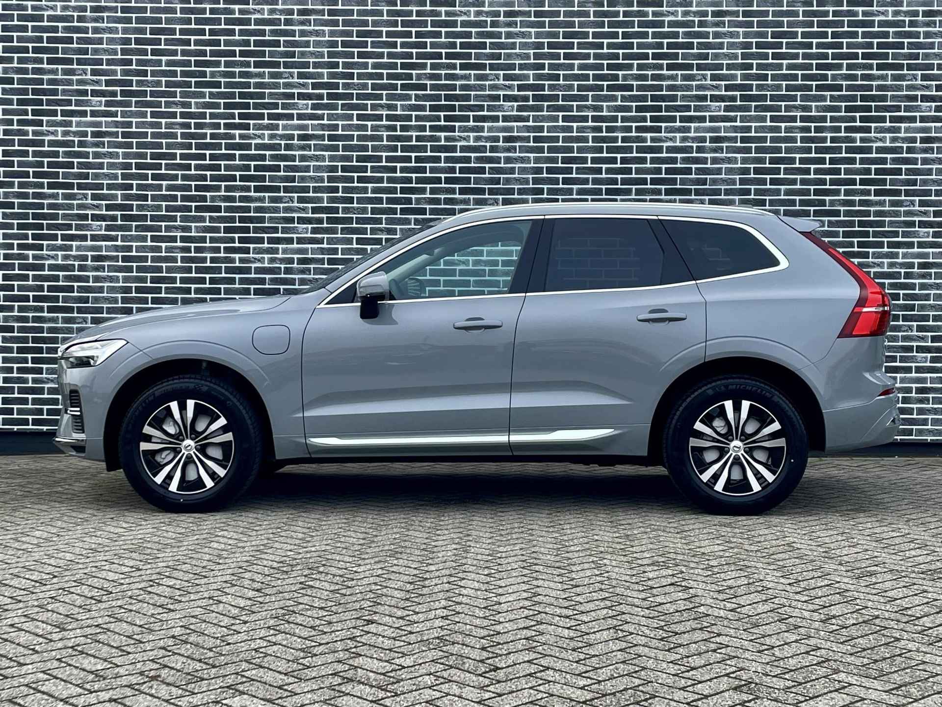 Volvo XC60 2.0 Recharge T6 AWD Essential Edition Bright | Adaptieve Cruise Control | Stoel en stuurverwarming | Getint glas | Park assist voor en achter | - 8/17