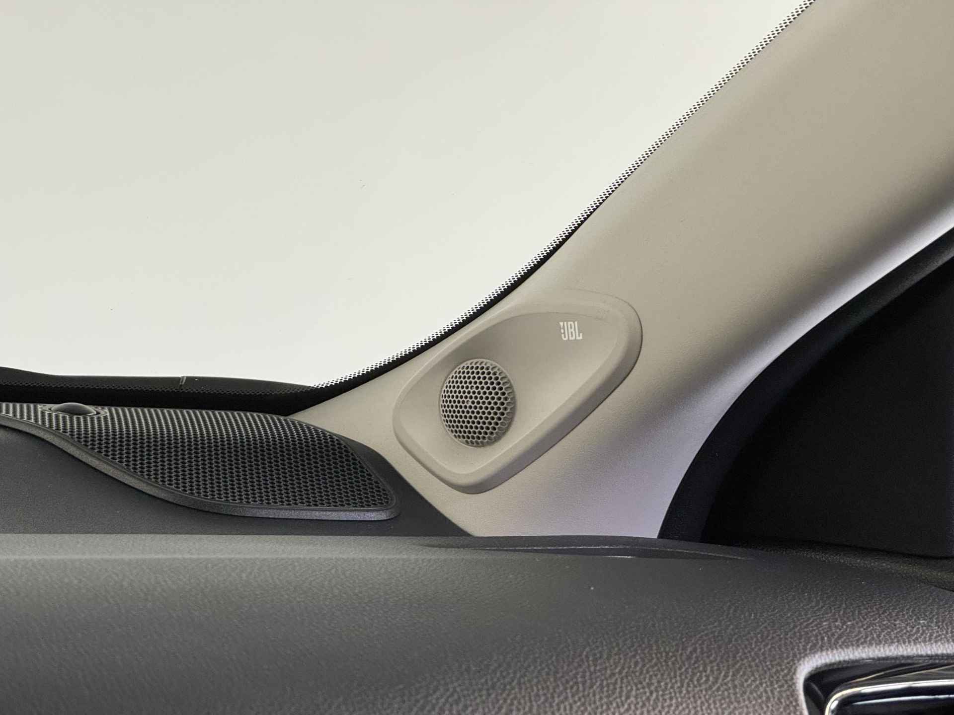 Toyota Yaris 1.5 Hybrid Style | JBL Audio | Stoelverwarming | Navigatie | - 19/33