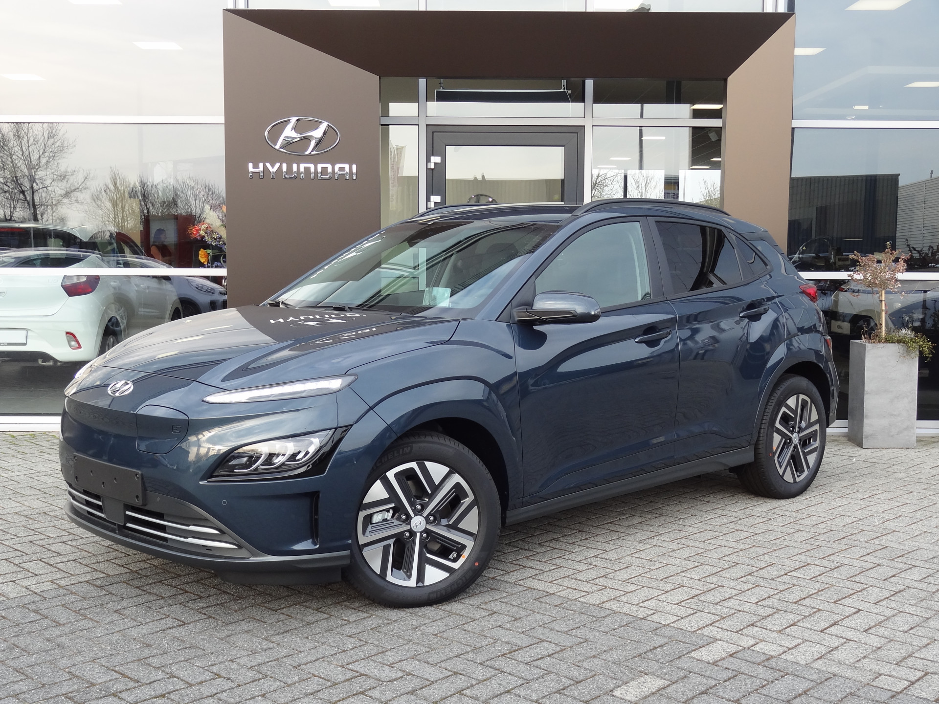 Hyundai Kona EV Premium 64 kWh | €42.900,- RIJKLAAR! | bij viaBOVAG.nl
