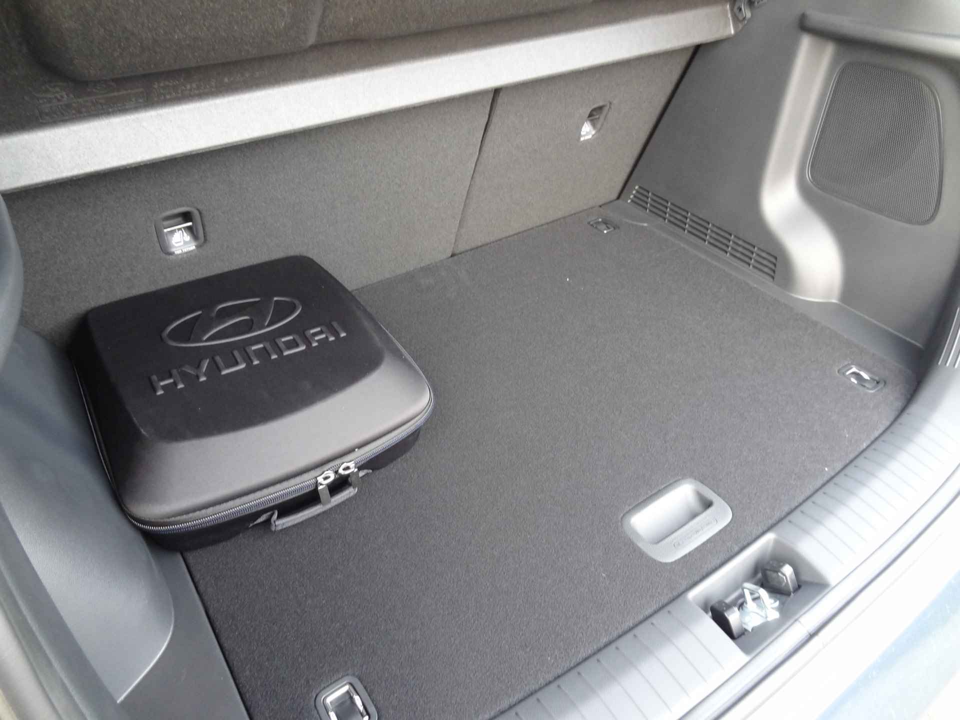 Hyundai Kona EV Premium 64 kWh | €42.900,- RIJKLAAR! | - 9/31