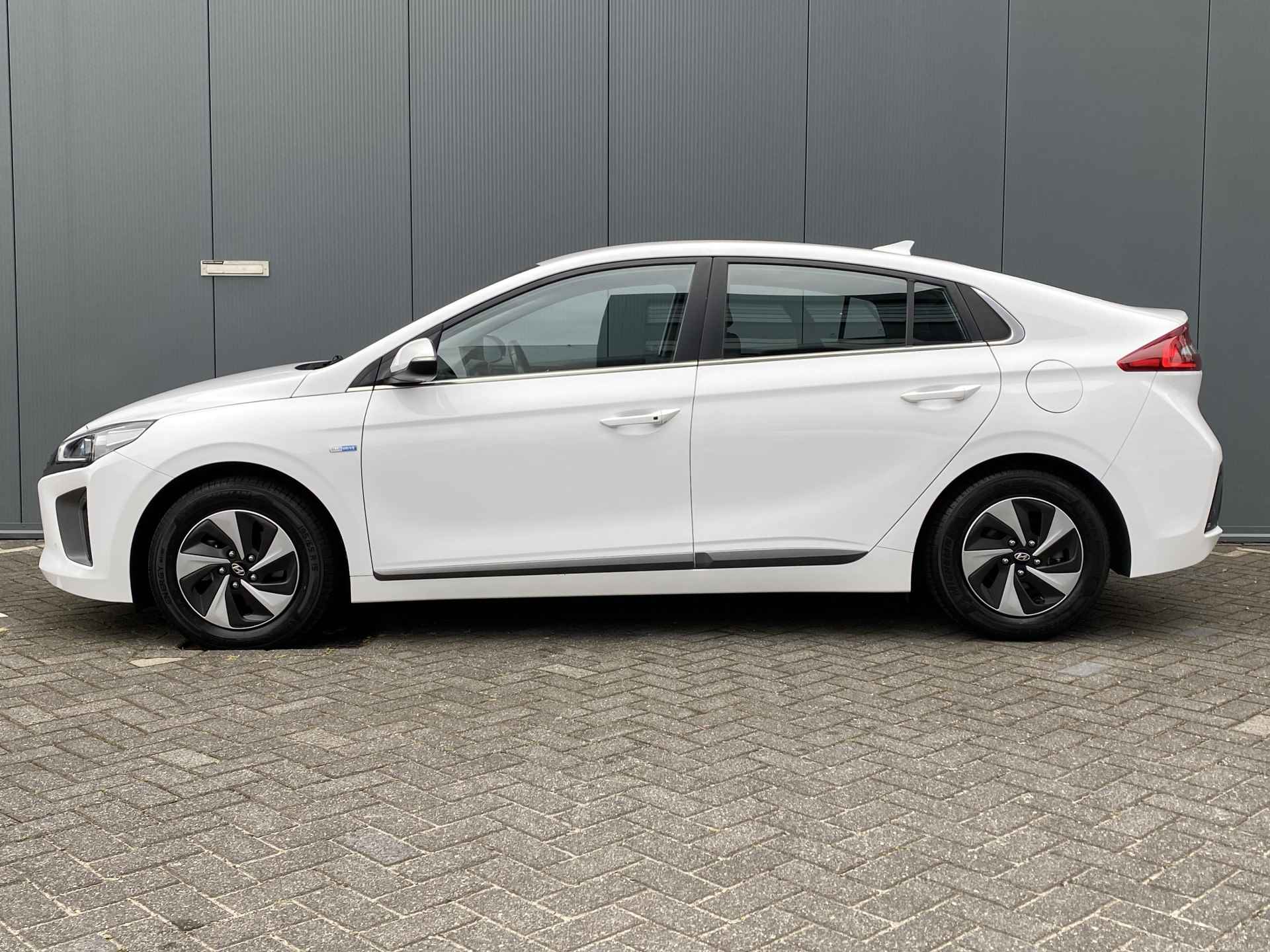 Hyundai IONIQ 1.6 GDI HEV 140pk Comfort Automaat | Xenon | Climate | Camera | Keyless | Navigatie | 15" Lichtmetaal | Parkeer Assistent - 2/32