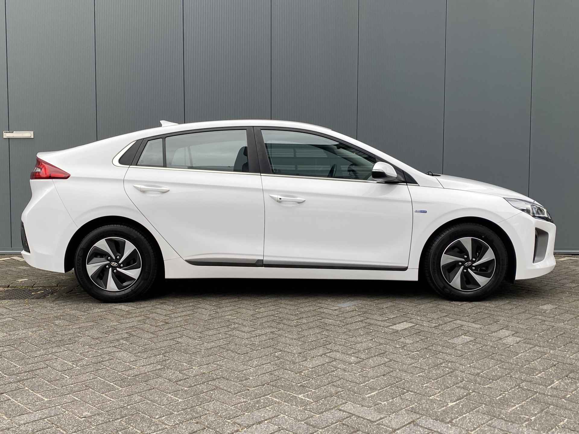 Hyundai IONIQ 1.6 GDI HEV 140pk Comfort Automaat | Xenon | Climate | Camera | Keyless | Navigatie | 15" Lichtmetaal | Parkeer Assistent - 3/32